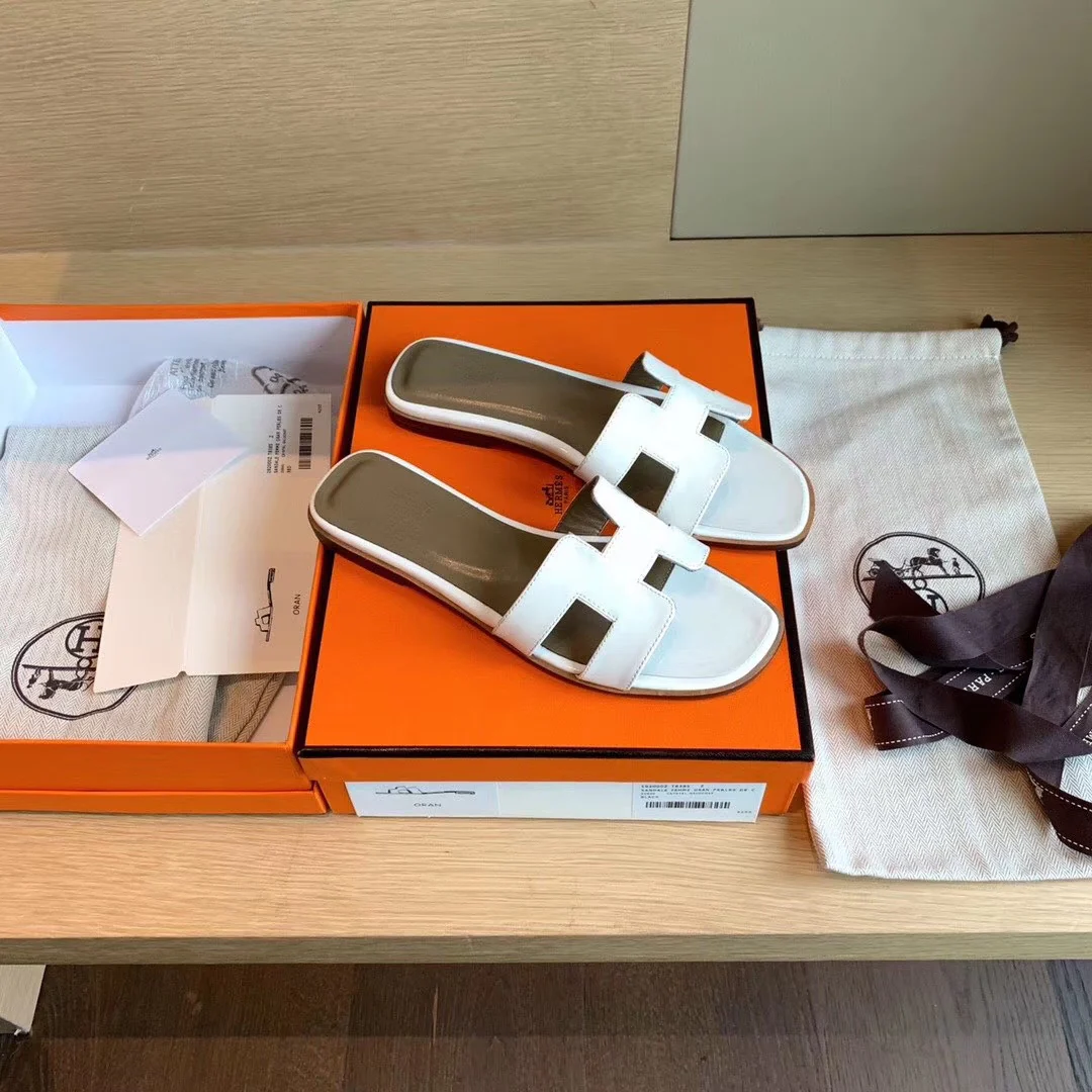 Классические домашние тапочки Hermes с буквой H — лакированная кожа, белые.