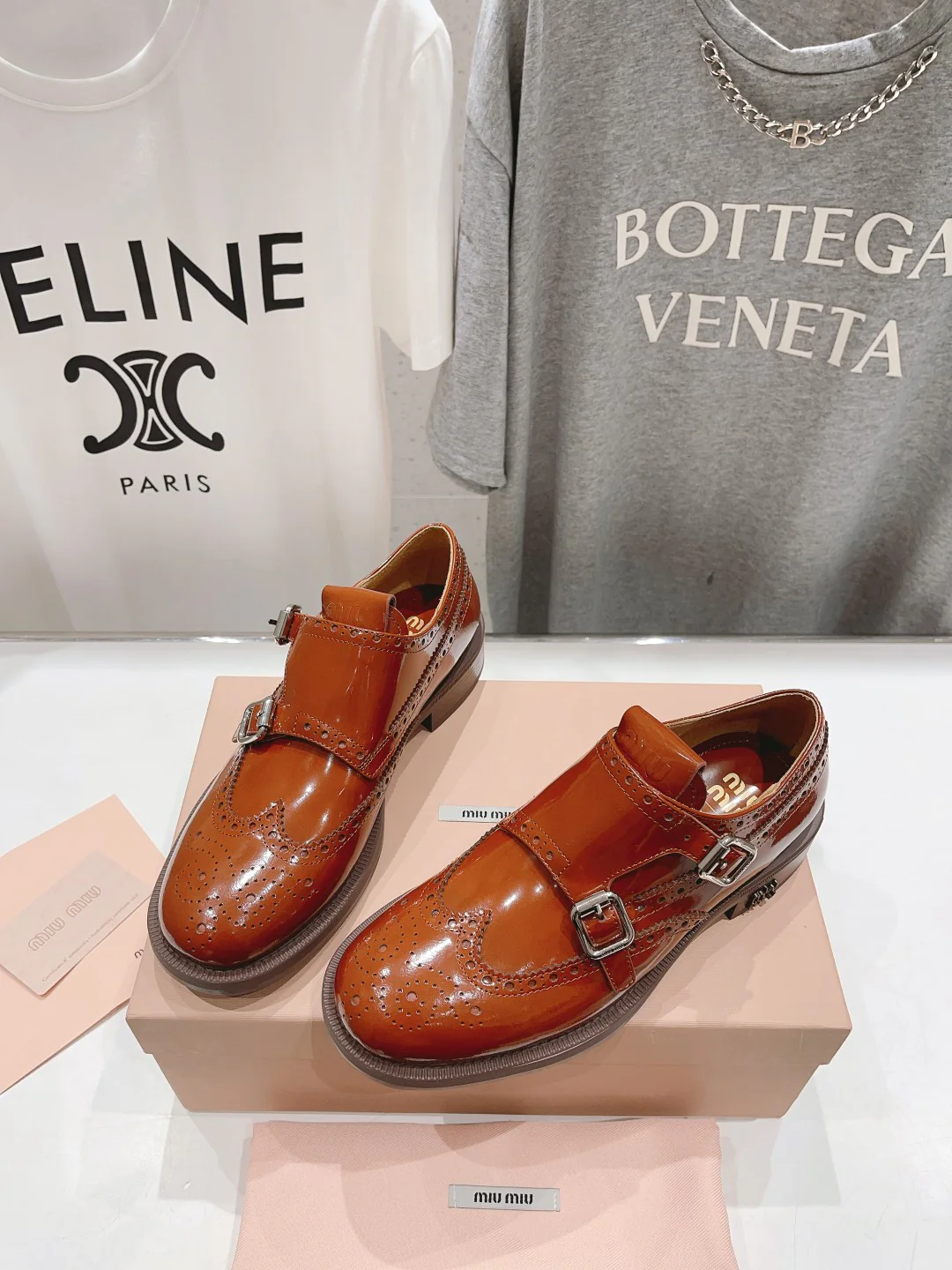 Коллекция Miu Miu весна/лето 2023 — Туфли-броги — Коричневые