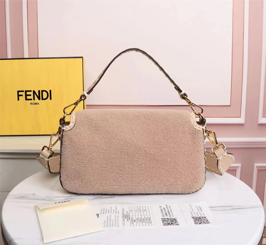 Сумка Fendi Baguette Medium Apricot из овечьей шерсти