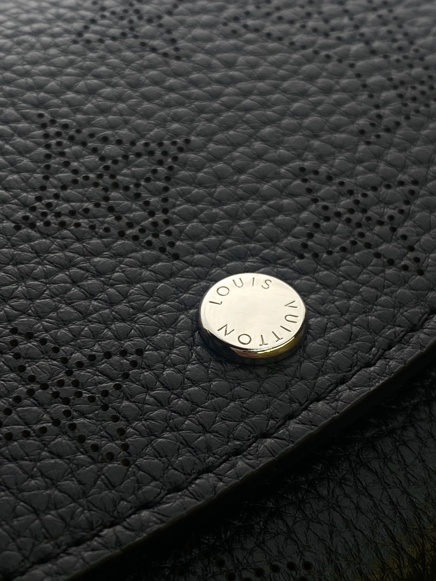 LV-m62540-iris-compact wallet-black