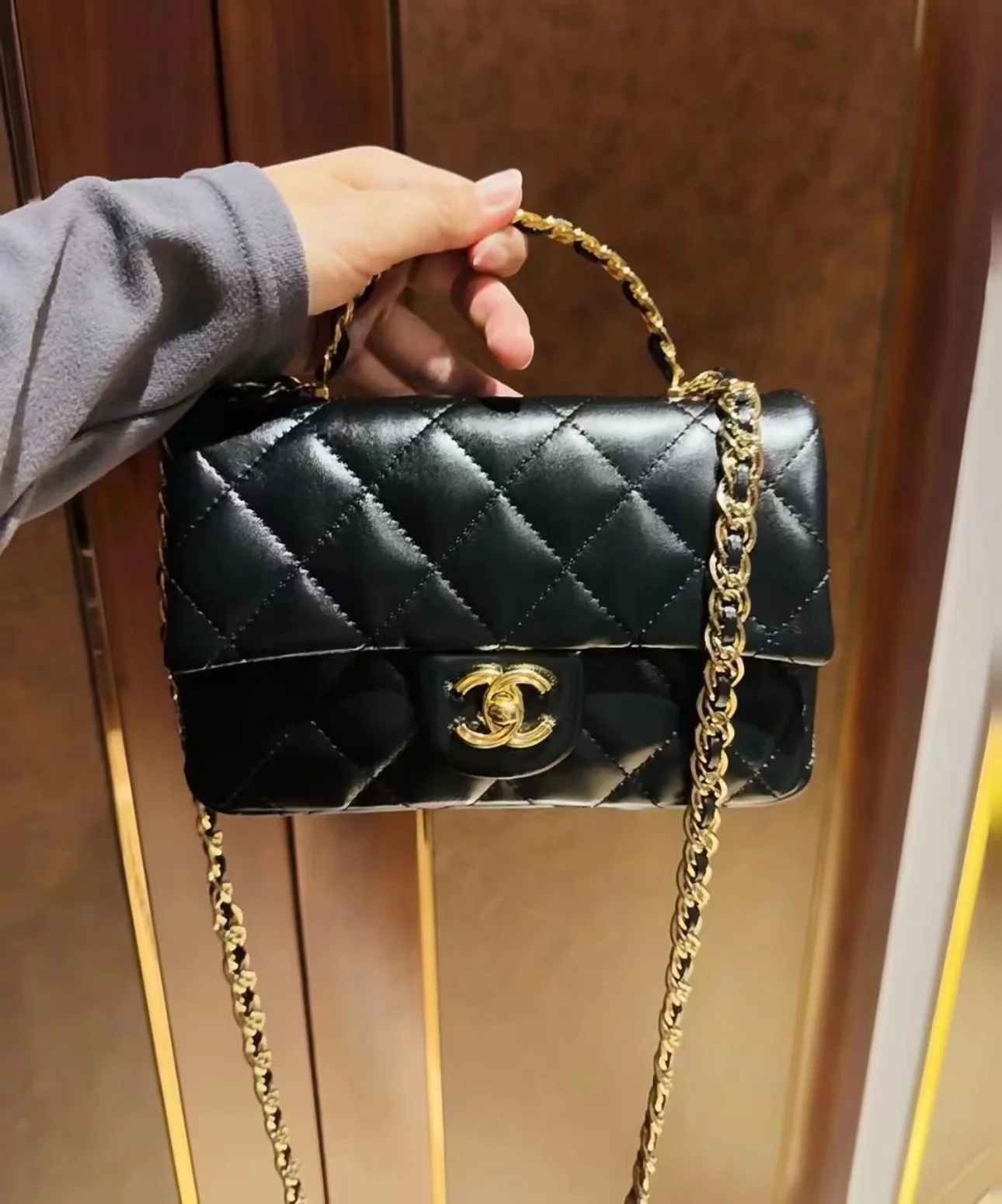 Ручка сумки Chanel 23a CF со стразами - черная