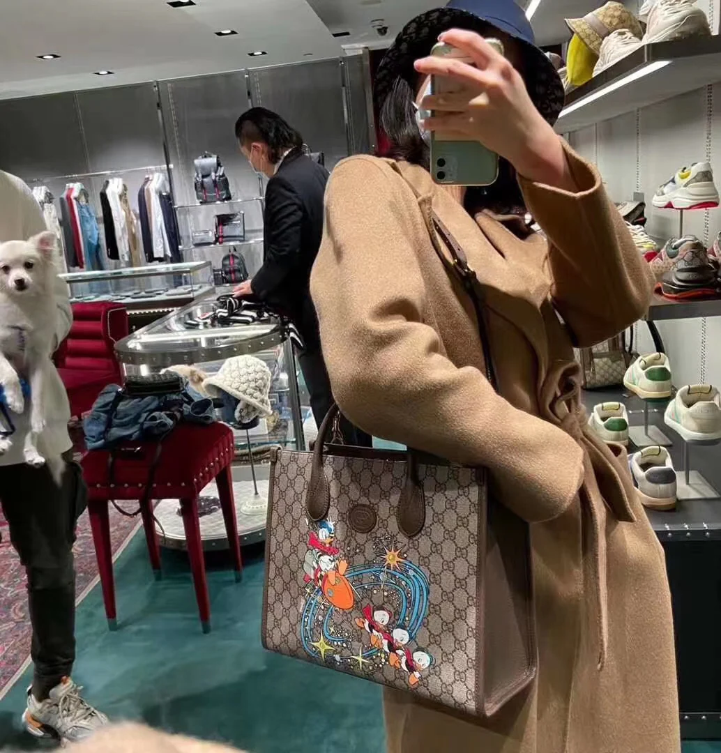 Маленькая сумка для покупок Gucci с изображением Дональда Дака