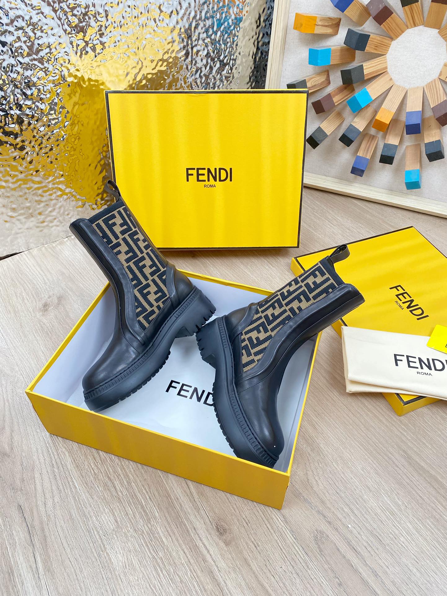 Новинка осени 2023 от Fendi — ботинки Dr. Martens средней высоты из канваса с монограммой.