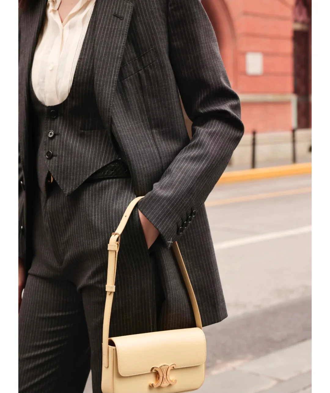 Кожаная сумка через плечо Celine Triomphe - желтая