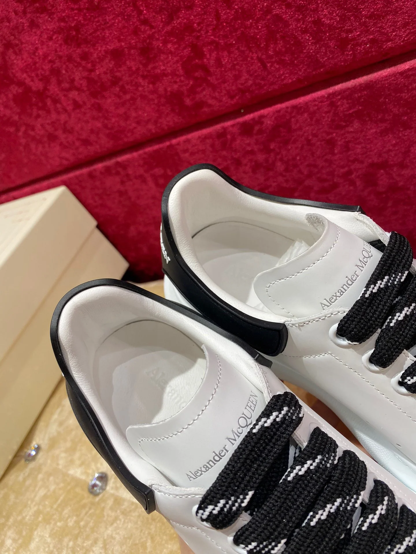 Классические белые кроссовки McQueen - Black Tail - 2