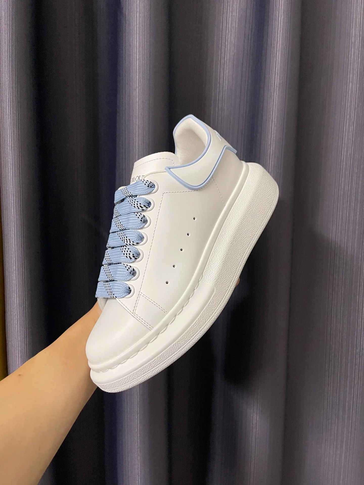Классические белые кроссовки McQueen - унисекс - белые с голубым каблуком
