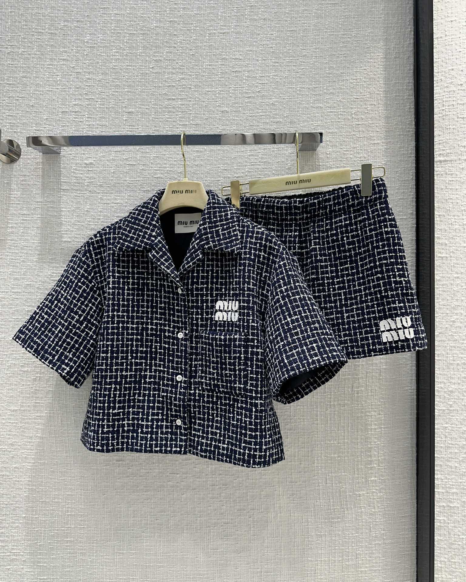 Miu Miu - 2404-24 Новинка ранней весны: твидовый костюм в сине-белую клетку