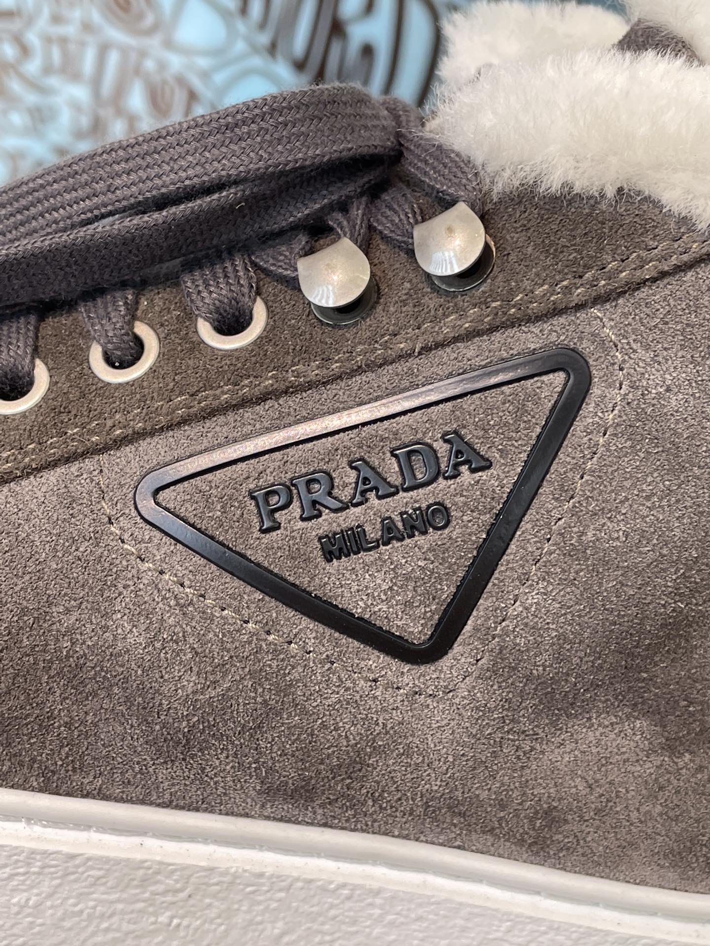 Новинка сезона осень/зима 2022 от Prada - Замшевые шерстяные кроссовки - Темно-зеленые