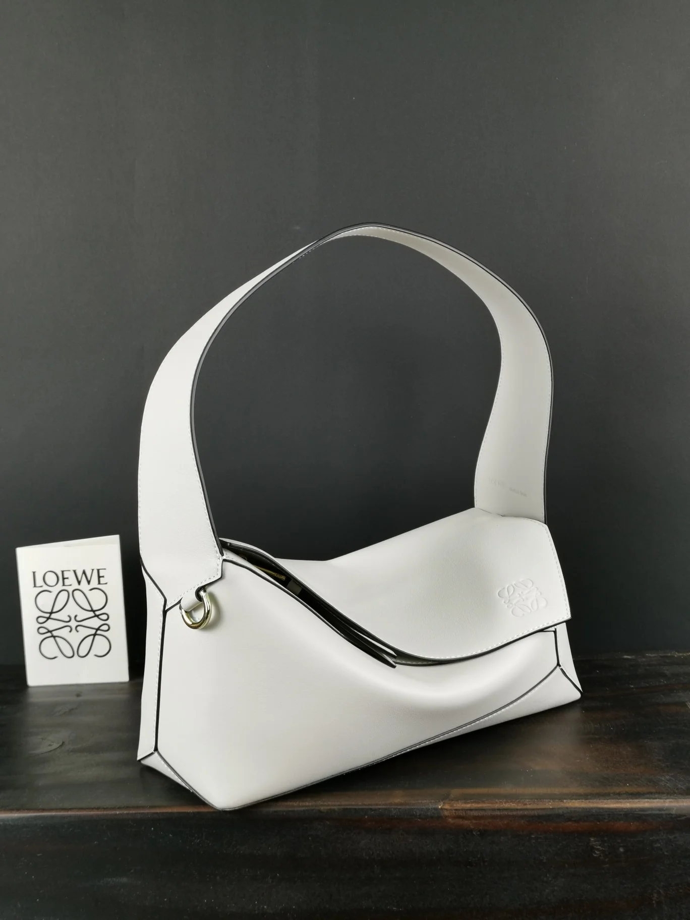 Сумка-хобо Loewe Puzzle из кожи наппа, белая.