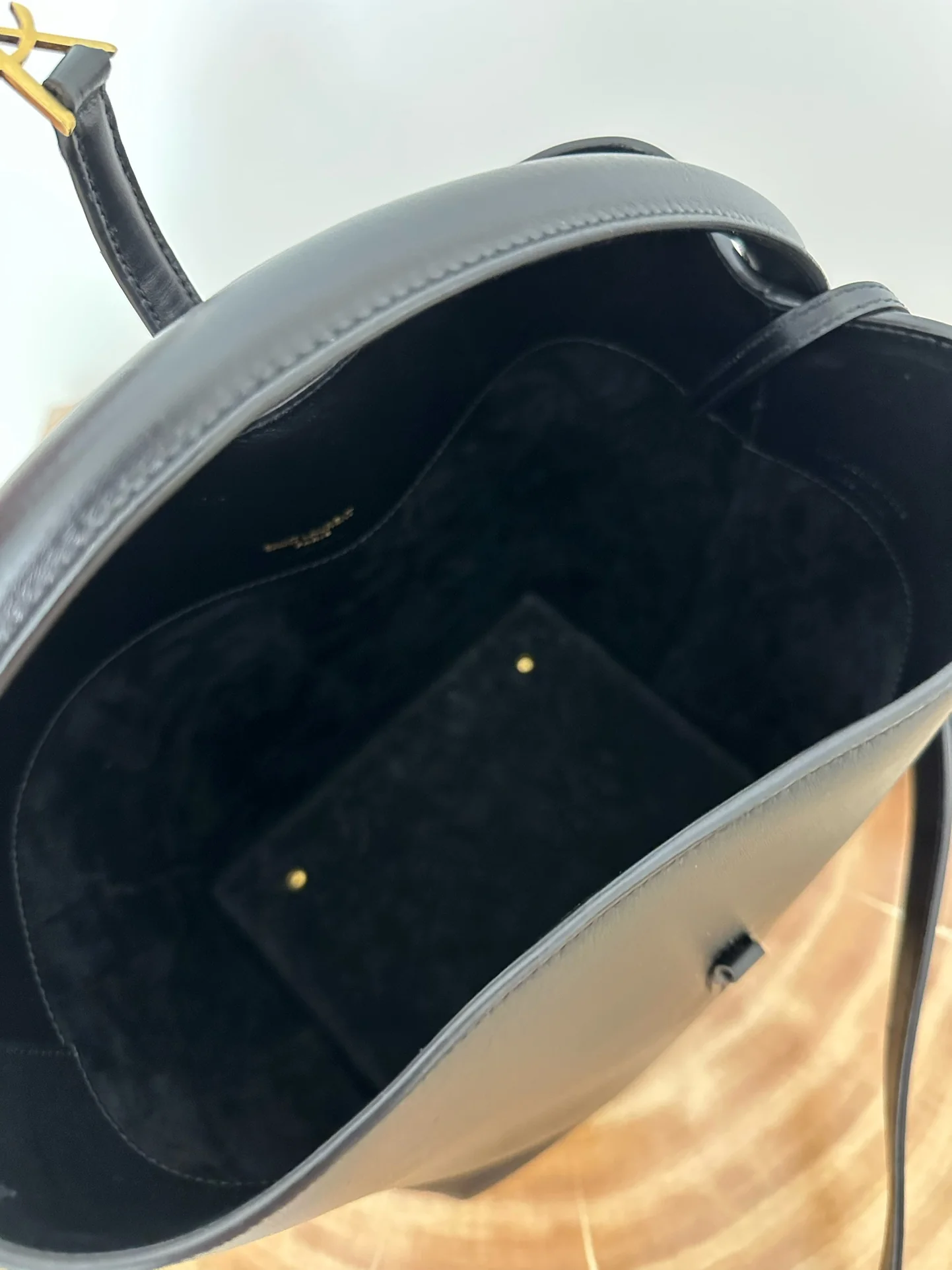 Новинка 2023 года от YSL — сумка-хобо в виде ведра, черная.