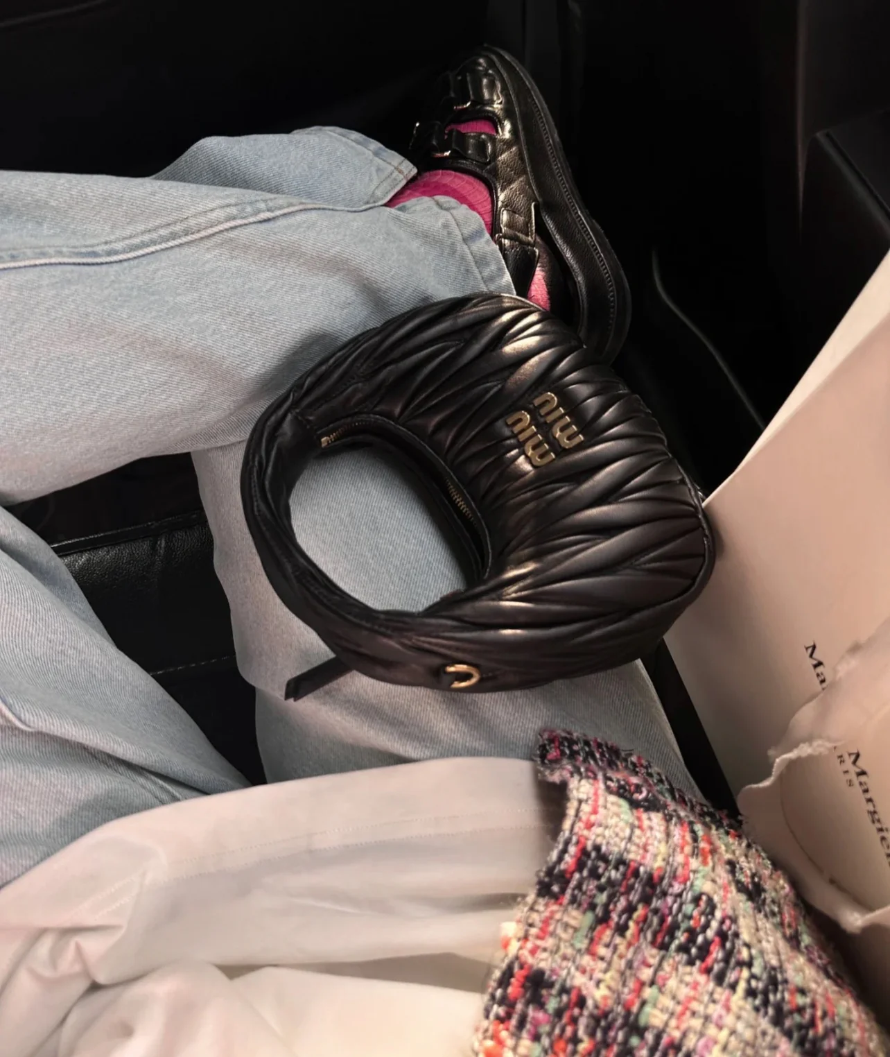 Сумка Miu Miu Wander — подборка фотографий, демонстрирующих людей, носящих её.