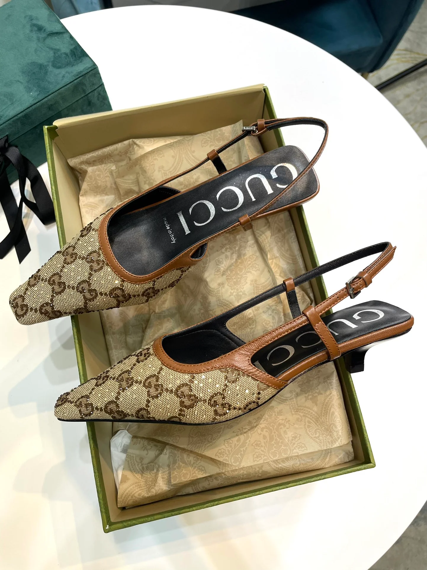 Туфли на каблуке с монограммой Gucci, выполненные в британском стиле.