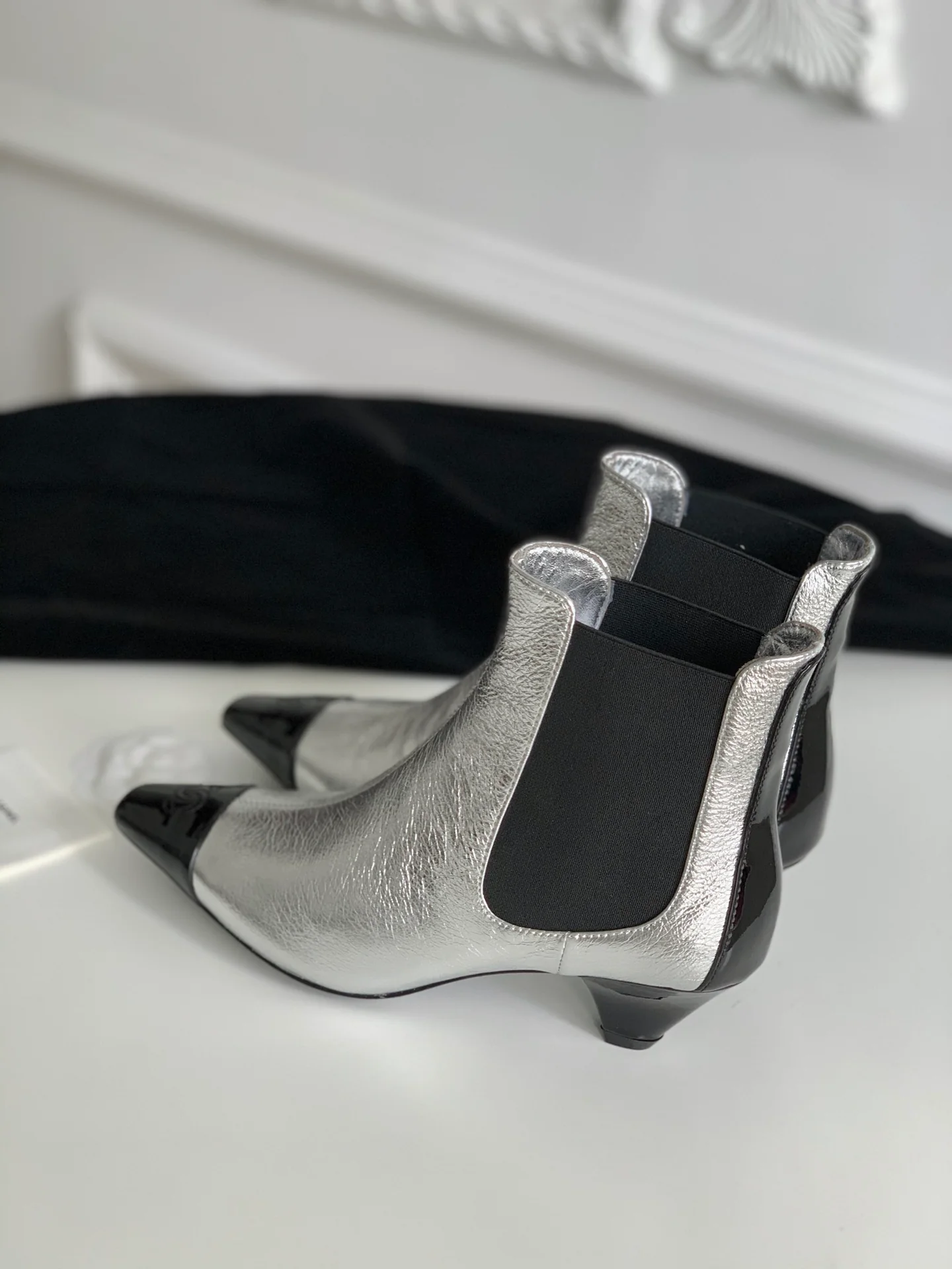 Новинка сезона осень/зима 2023 от Chanel - Ботильоны из овечьей кожи с квадратным носком и массивным каблуком - серебристые.