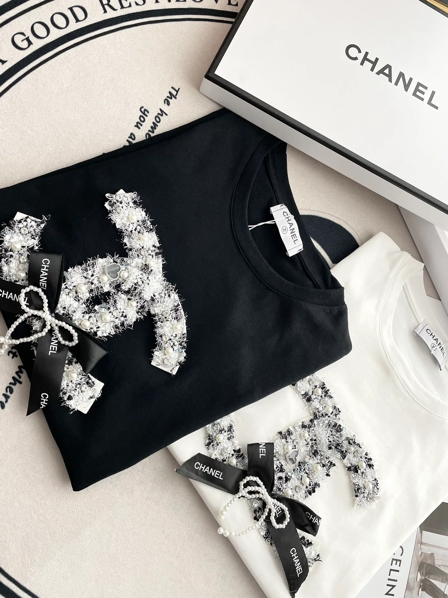 Футболка Chanel 2403 с коротким рукавом, украшенная объемными 3D-эффектами - Черная