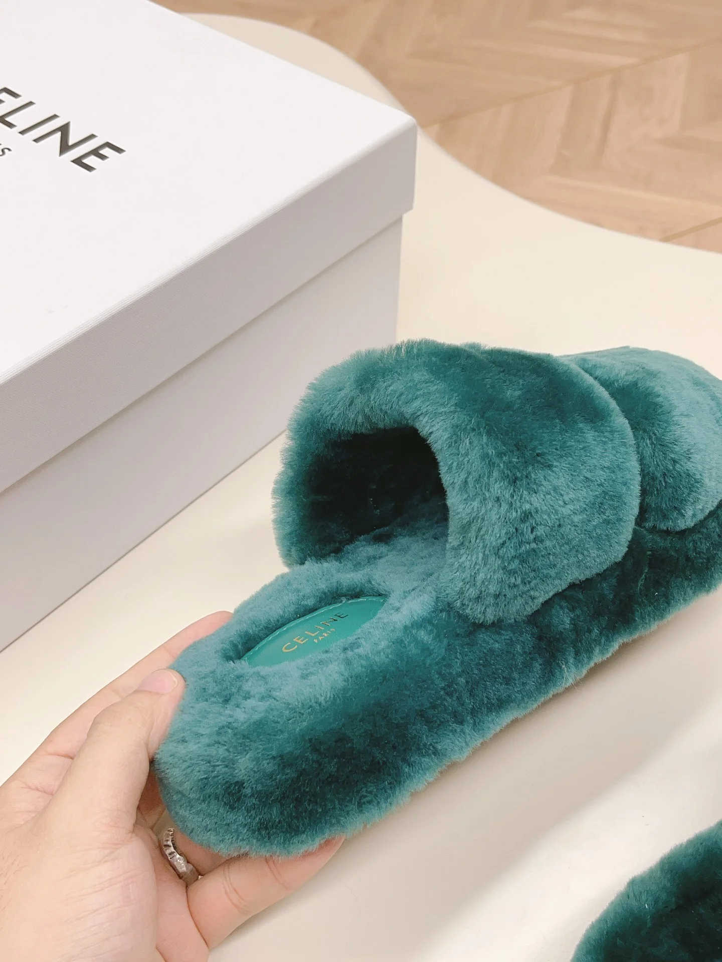 Новинка сезона осень/зима 2023 от Celine - Меховые тапочки - Зеленые