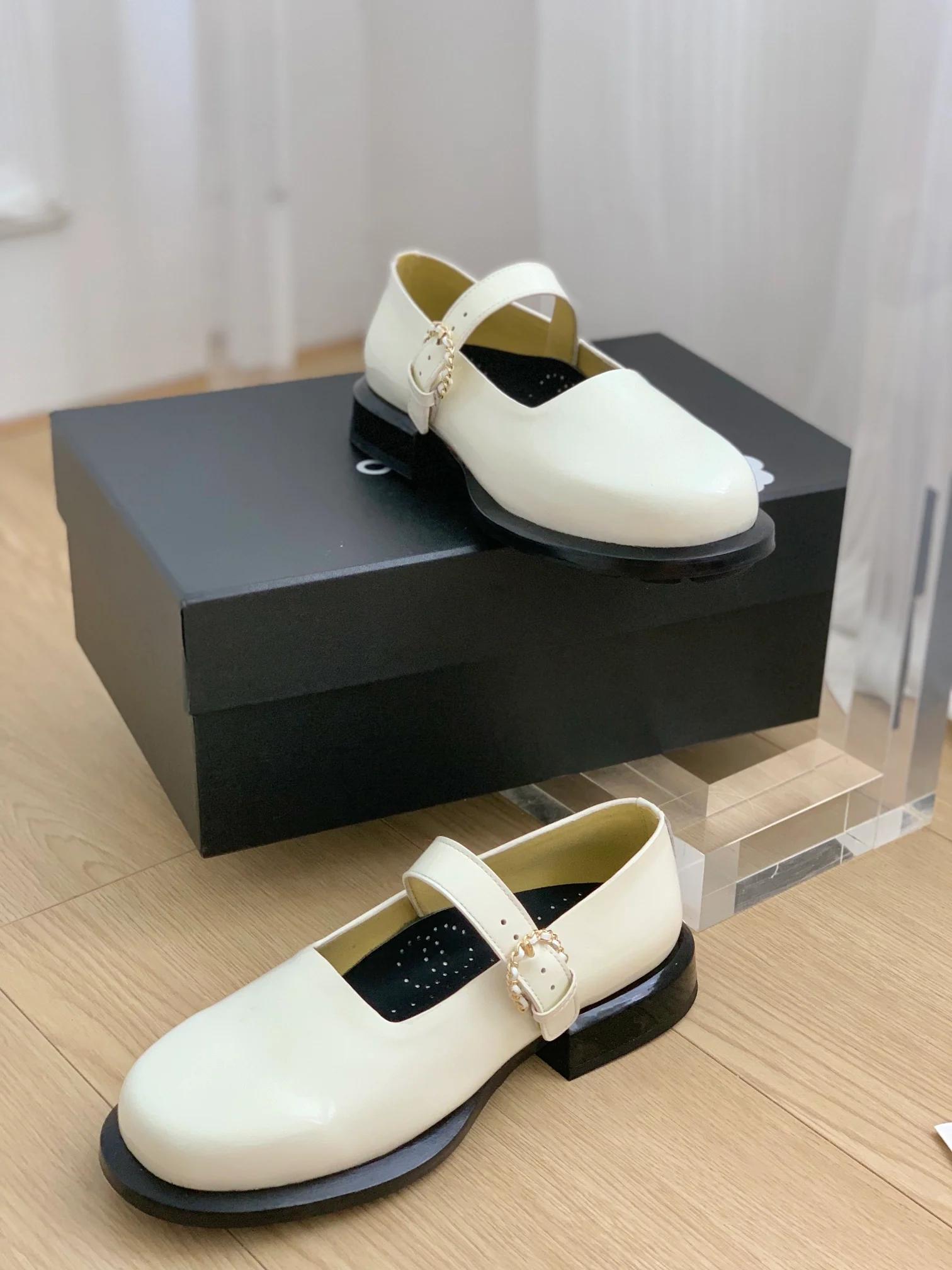 Новинка сезона осень/зима 2023 от Chanel - туфли Мэри Джейн - белые.