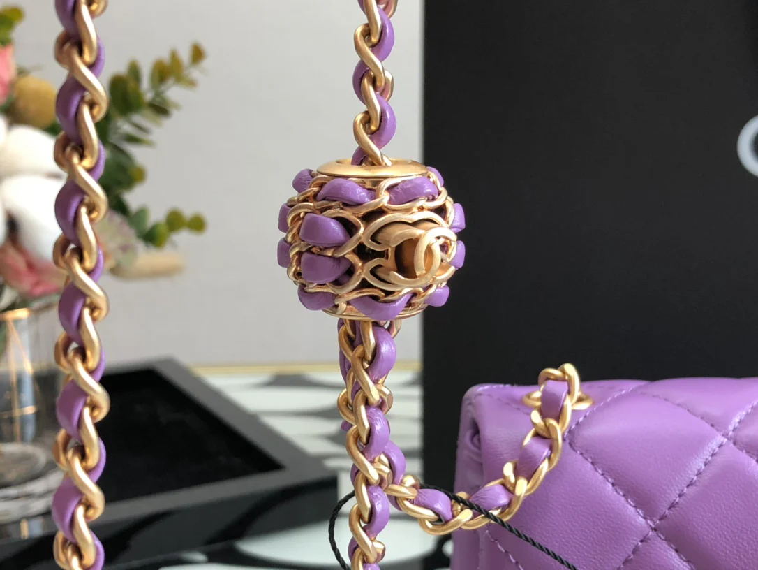 Сумка Chanel 2022 года, выпущенная к премии ?Золотой глобус?, квадратная, с откидным клапаном - 1 шт.