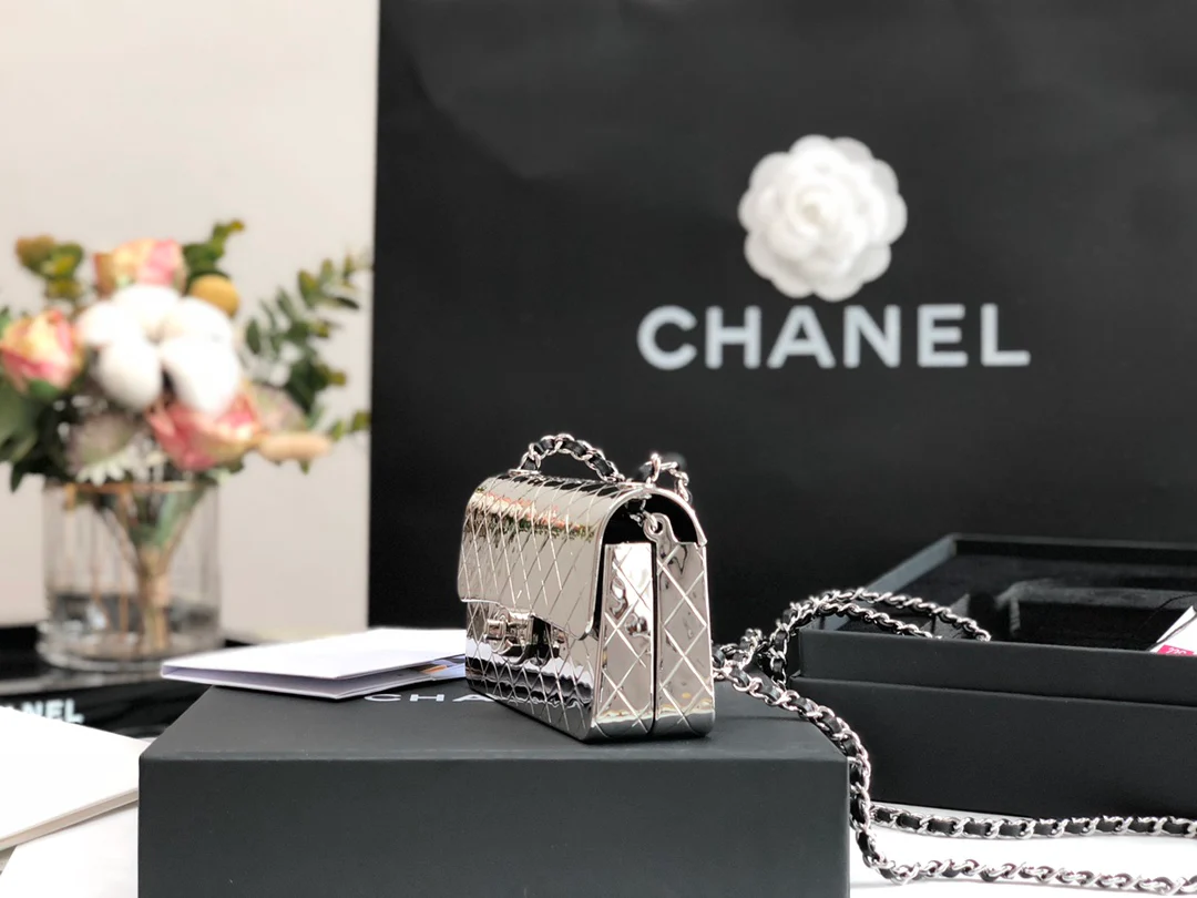 Лимитированная коллекция Chanel весна/лето 2022 - Сумка с клапаном - Металлическая сумка