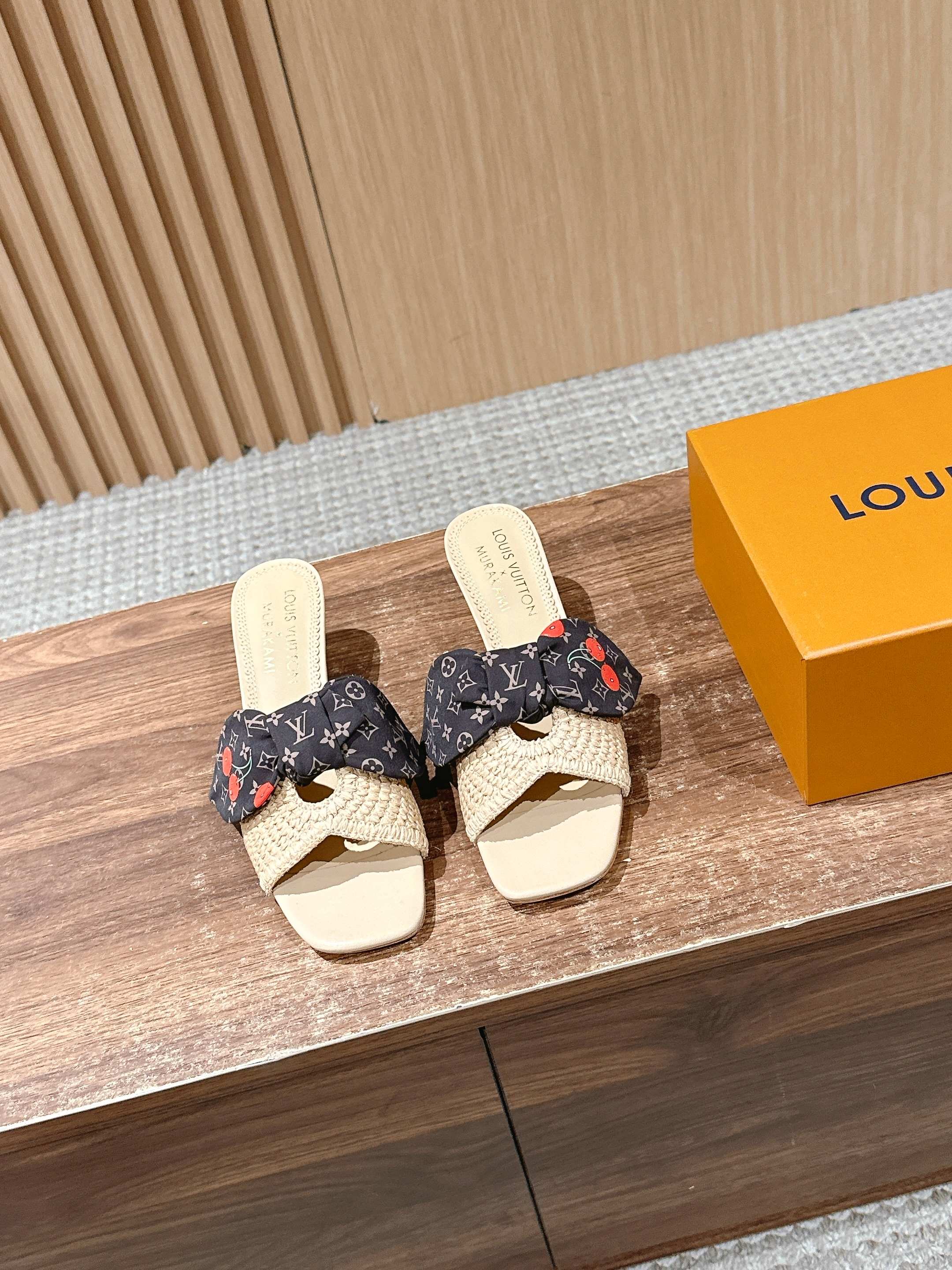 LV - Соломенные сандалии на низком каблуке с бантом - Бежевые