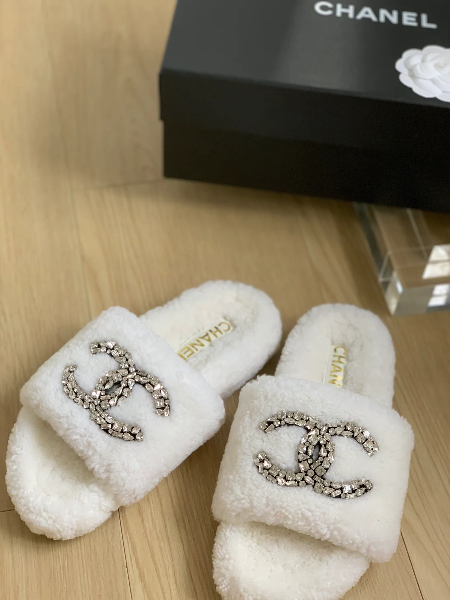 Новинка сезона осень/зима 2023 от Chanel - Домашние тапочки из овечьей шерсти с резиновой подошвой - Белые