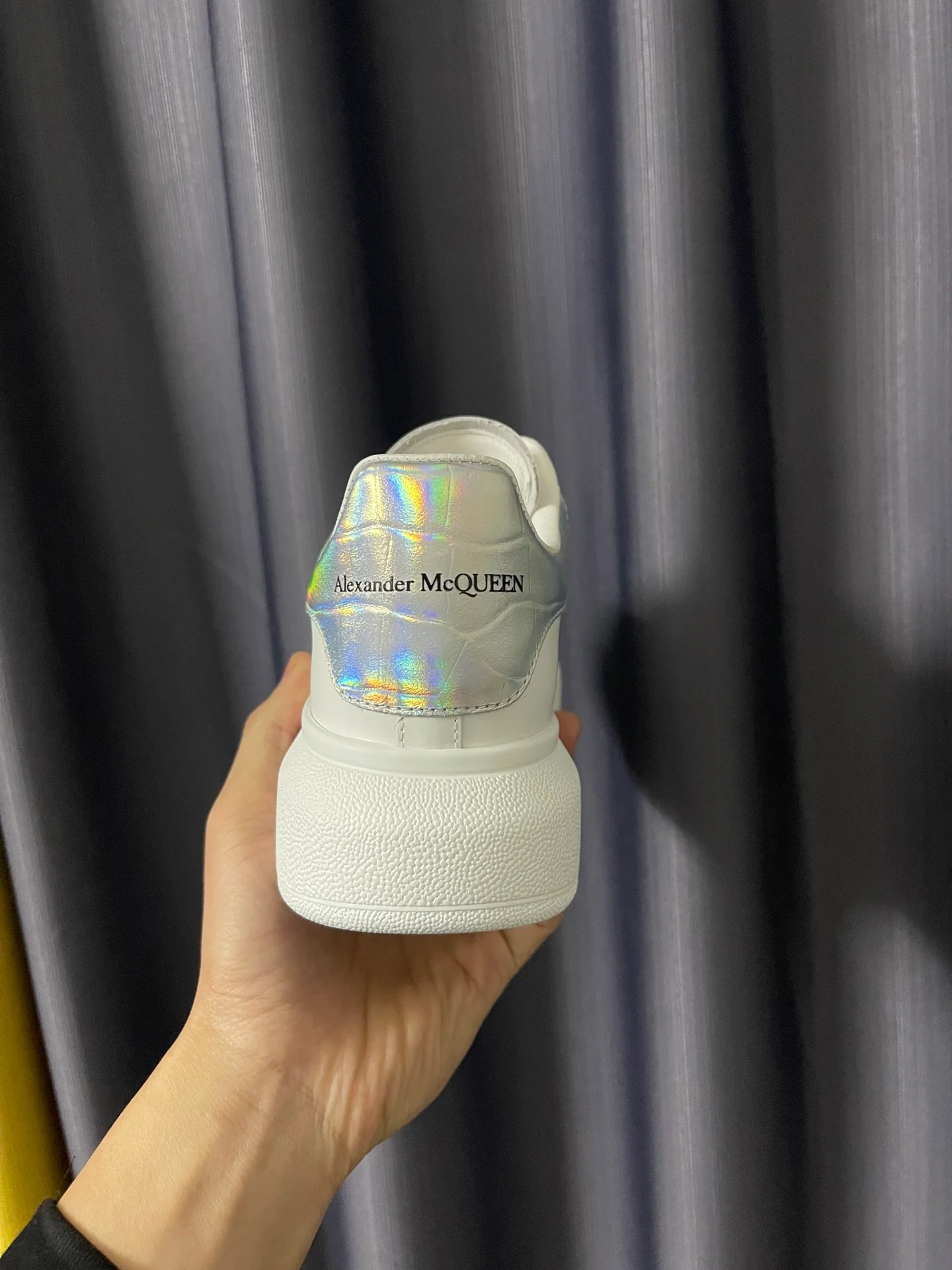 Классические белые кроссовки McQueen - унисекс - с лазерным рисунком под змеиную кожу.