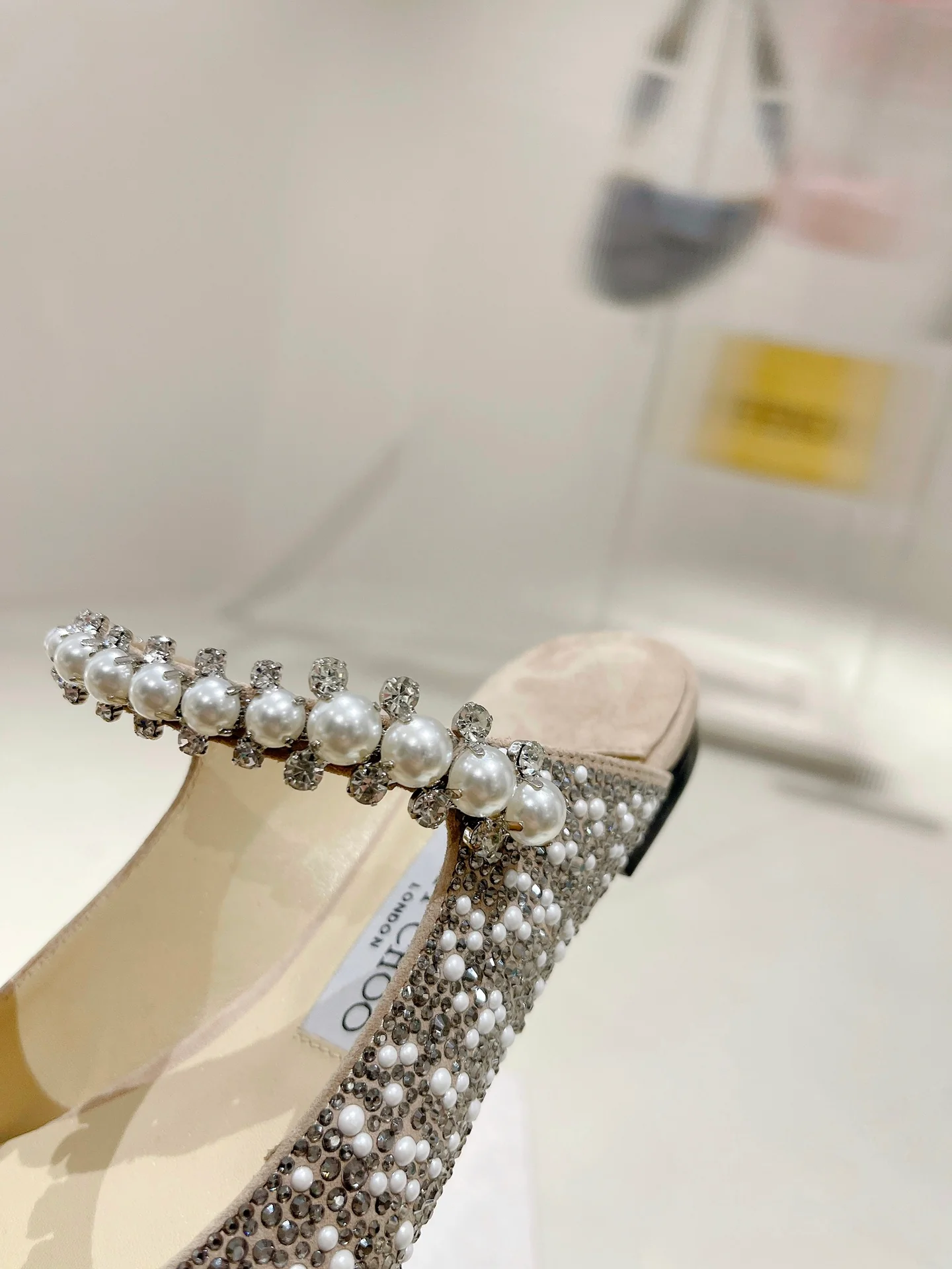 Сандалии-балетки Jimmy с острым носком и жемчужным блеском - серебристые