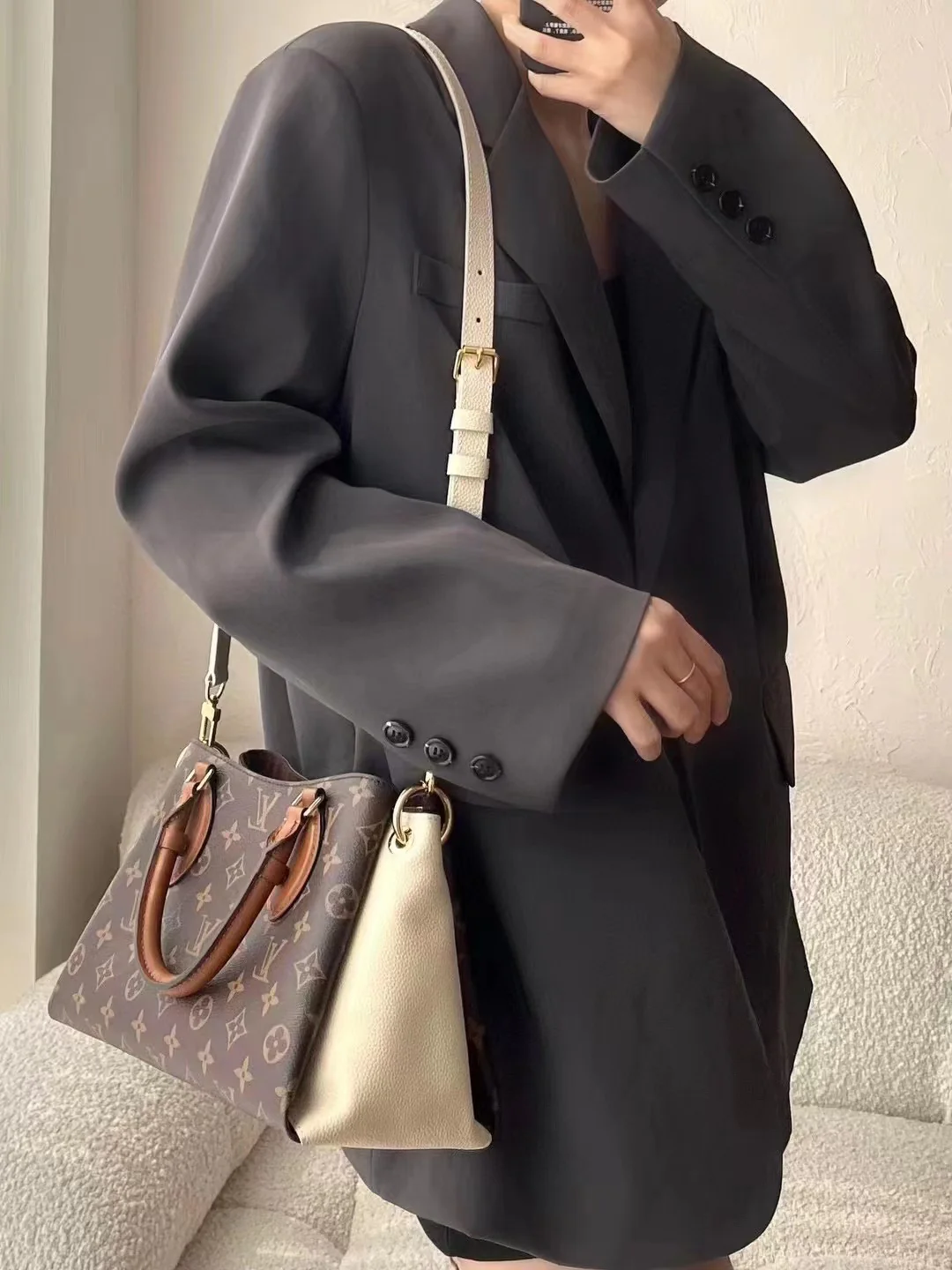 m46495-LV-opera-bb-handbag-white