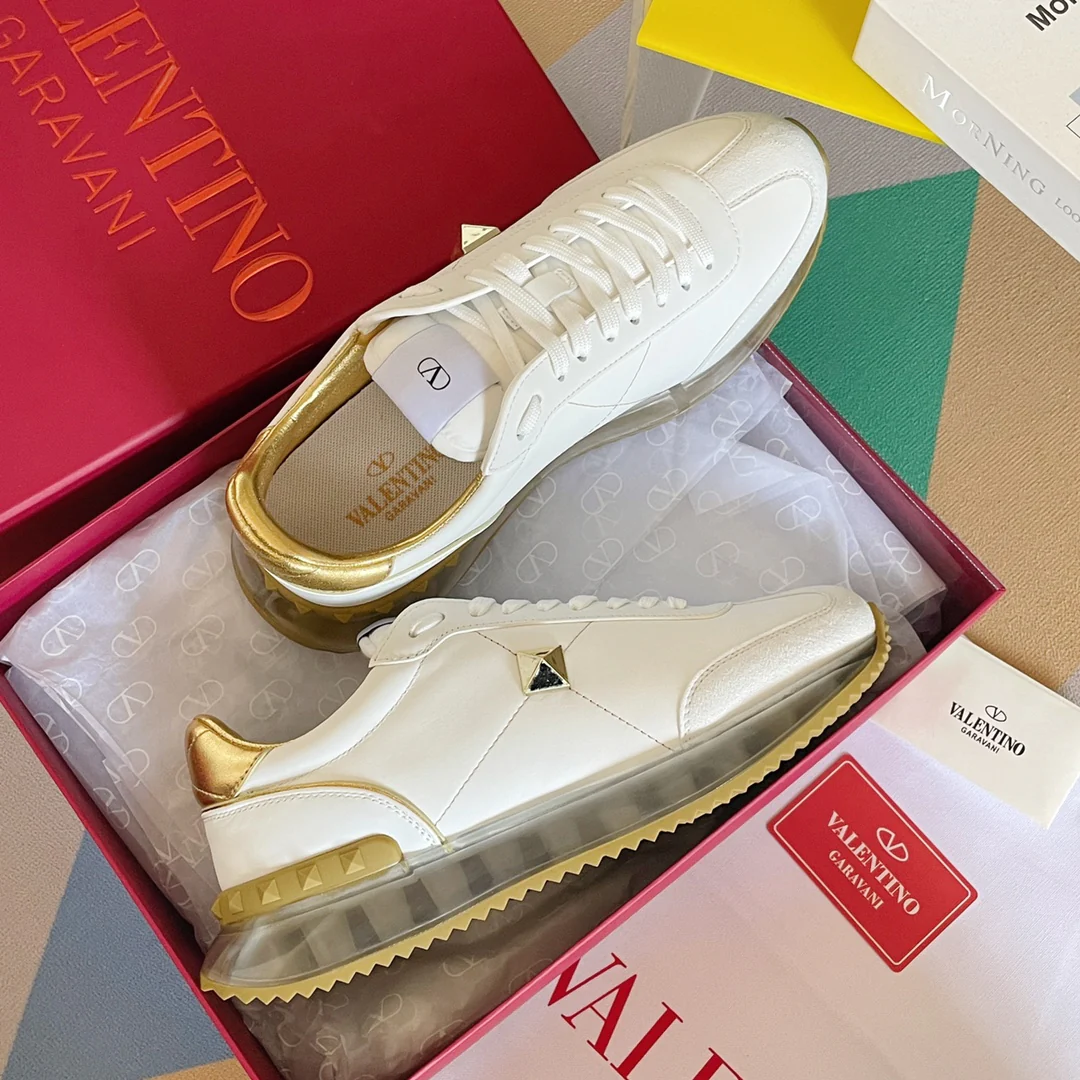 Valentino - Спортивные повседневные туфли с заклепками - Серия с заклепками по всей поверхности - Модель с воздушной подушкой - Парный стиль - Золотая отделка