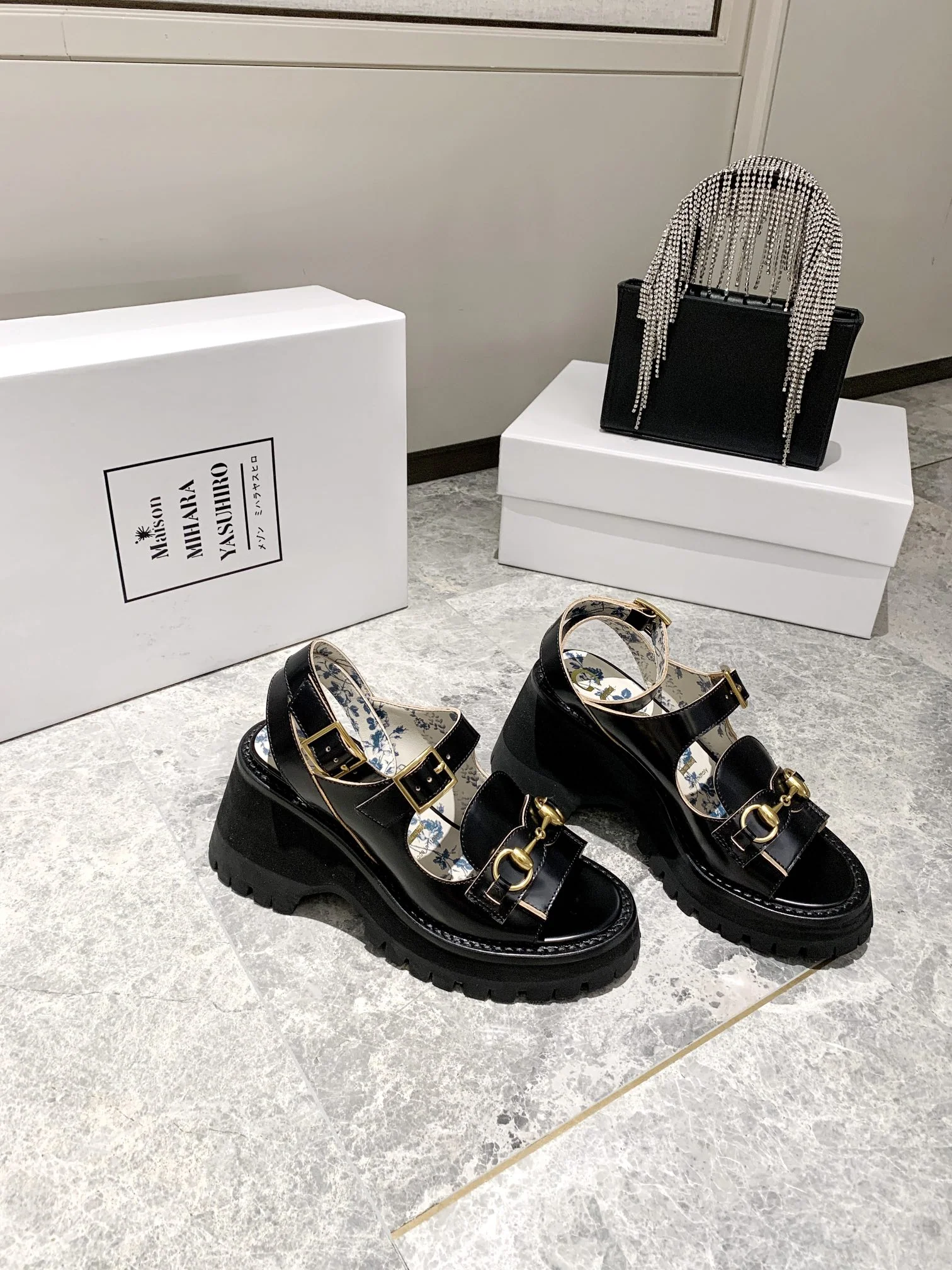 Сандалии Gucci Retro Street с пряжкой на платформе