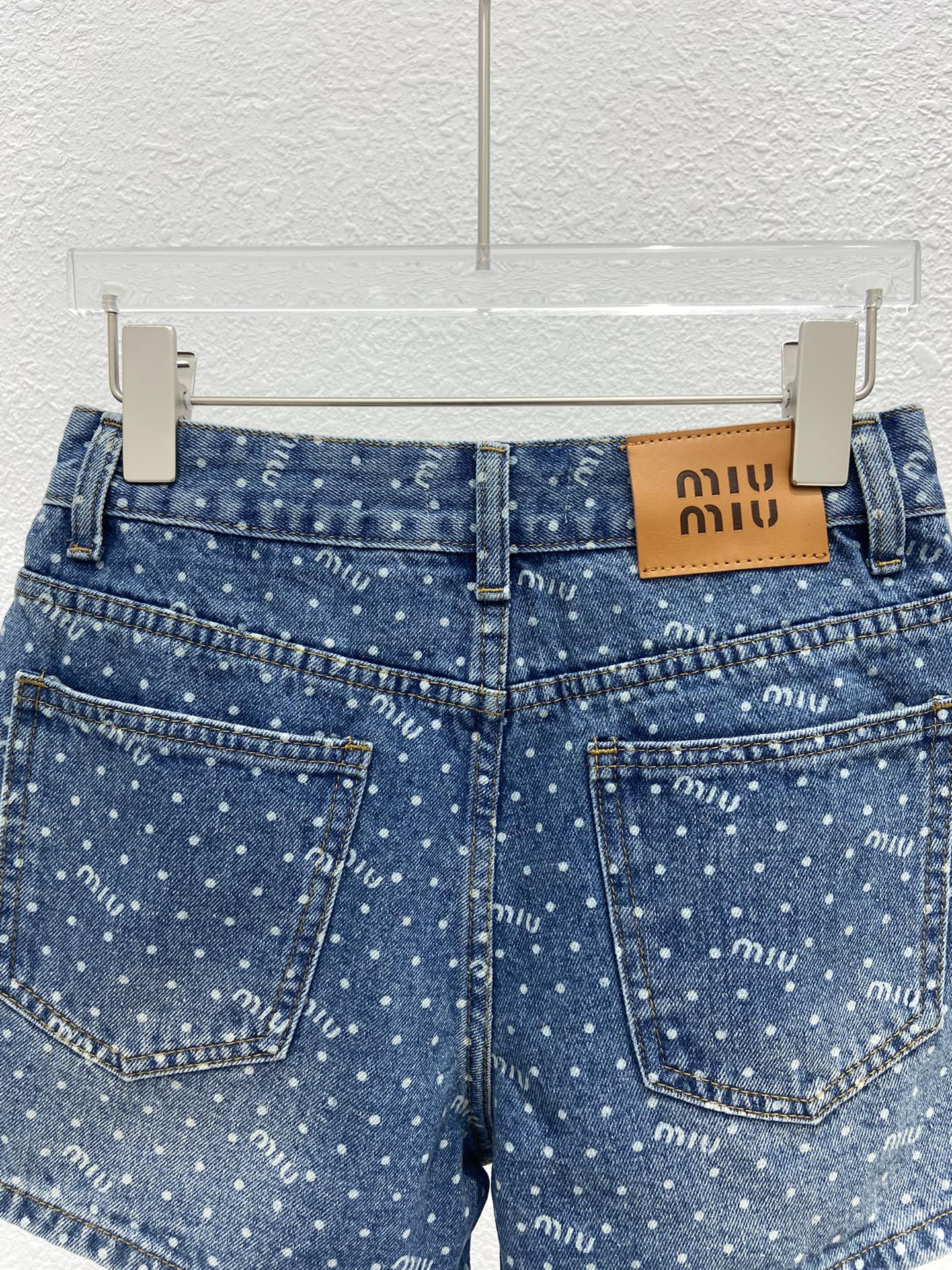 Джинсовые шорты Miu Miu-2404 с высокой талией, облегающего силуэта А-образной формы.