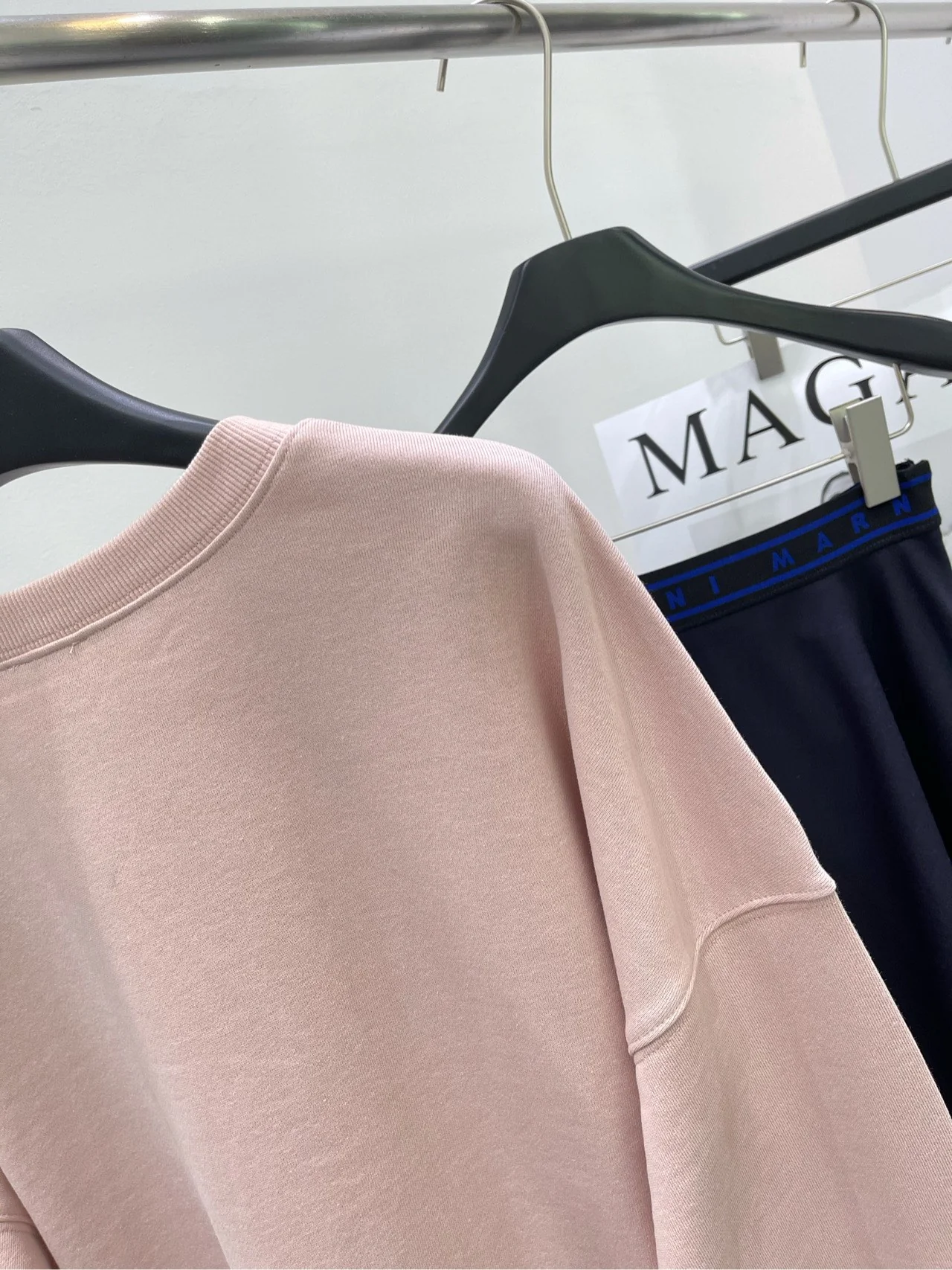 Celine-2403 Розовая флокированная футболка с круглым вырезом и буквами для колледжа