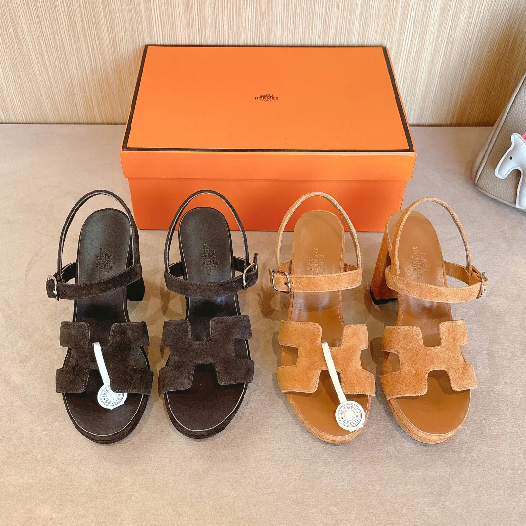Изображение коллекции модных сандалий на высоком каблуке Hermes 2024 года.