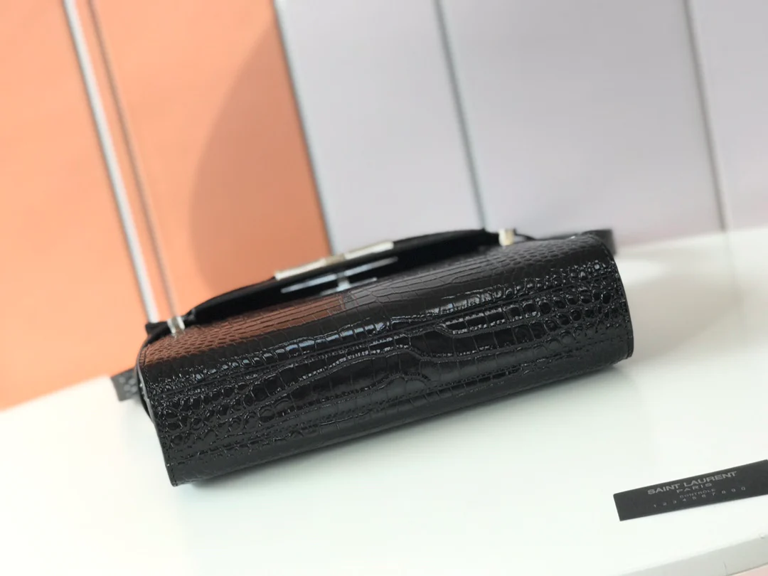 Сумка YSL Manhattan, маленькая, с фурнитурой из серебра с тиснением под крокодиловую кожу.