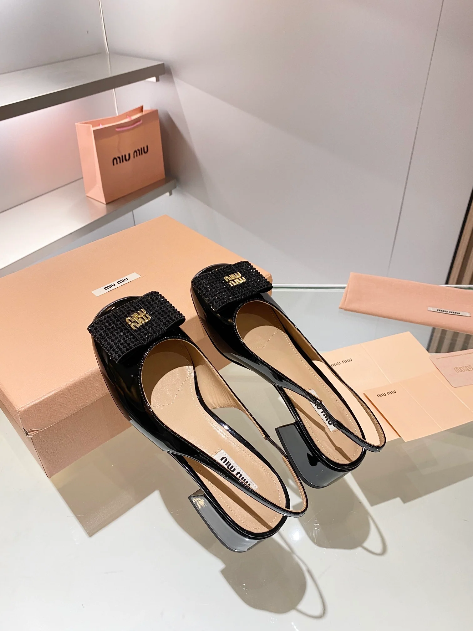 Miu Miu - Новинка сезона осень/зима 2023 - Туфли на низком каблуке с квадратным носком - Черные