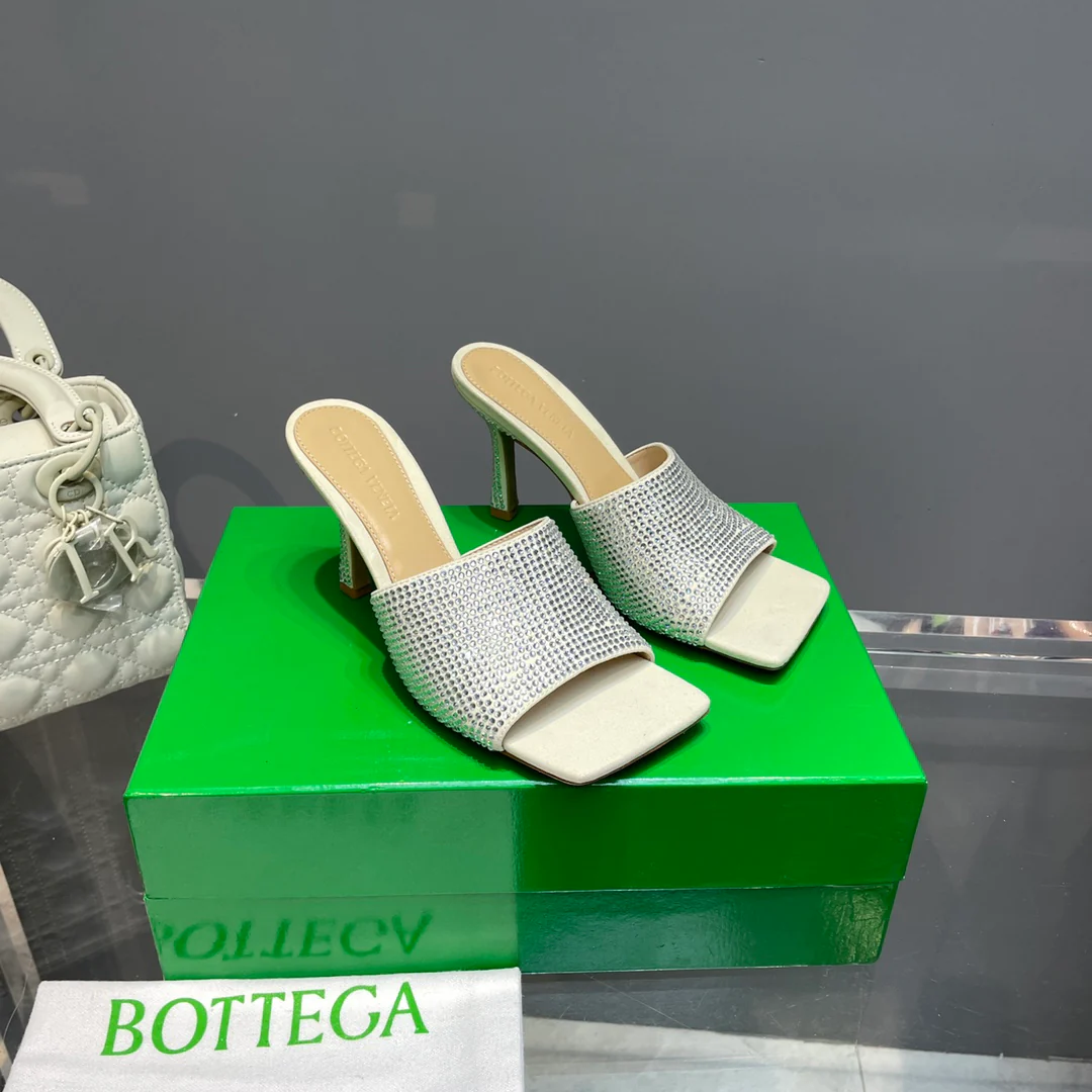 Сандалии на высоком каблуке из коллекции BV-2022 с подиума - 1