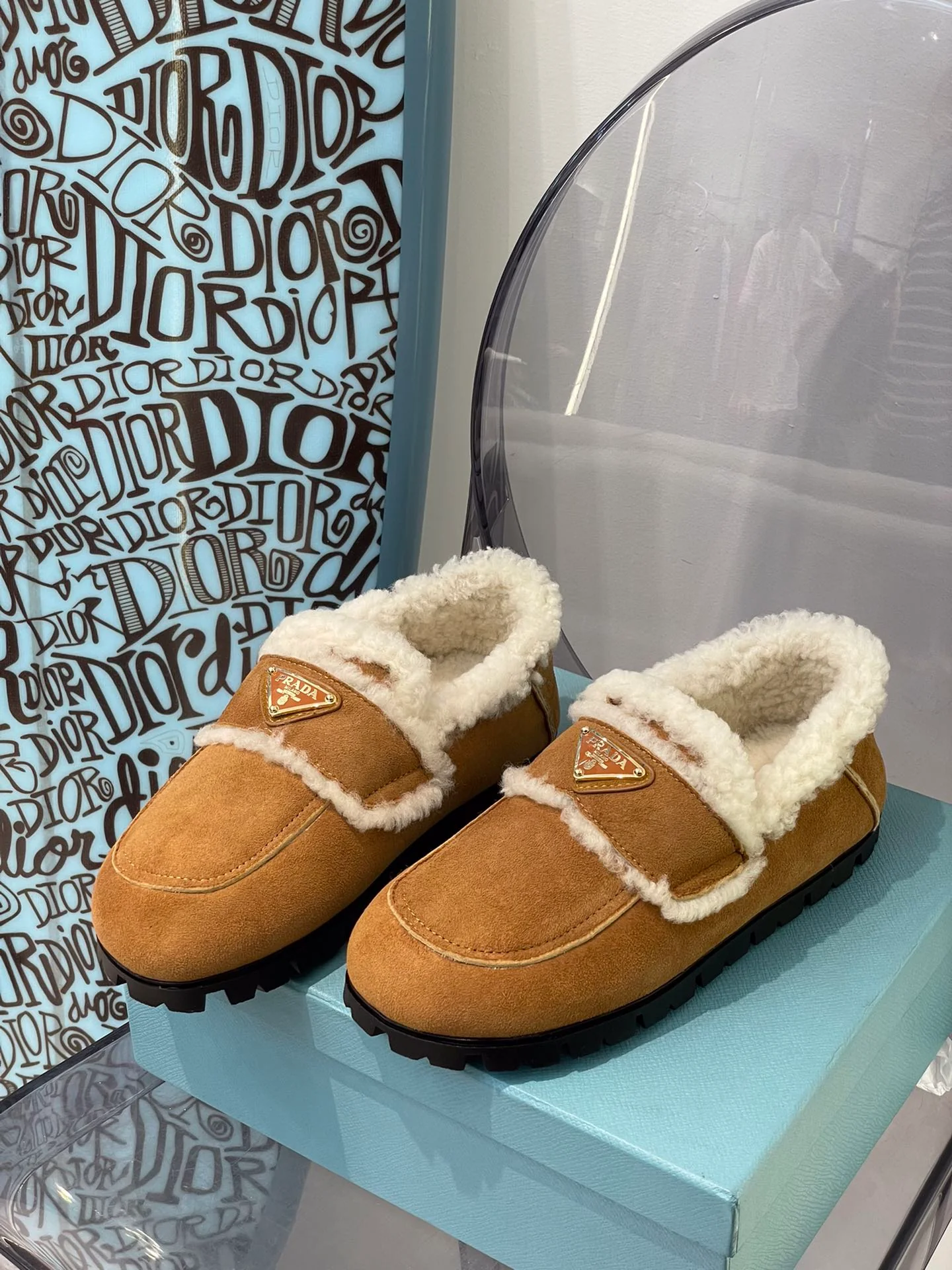 Новинка сезона осень/зима 2022 от Prada - Шерстяные туфли - Верблюжий цвет