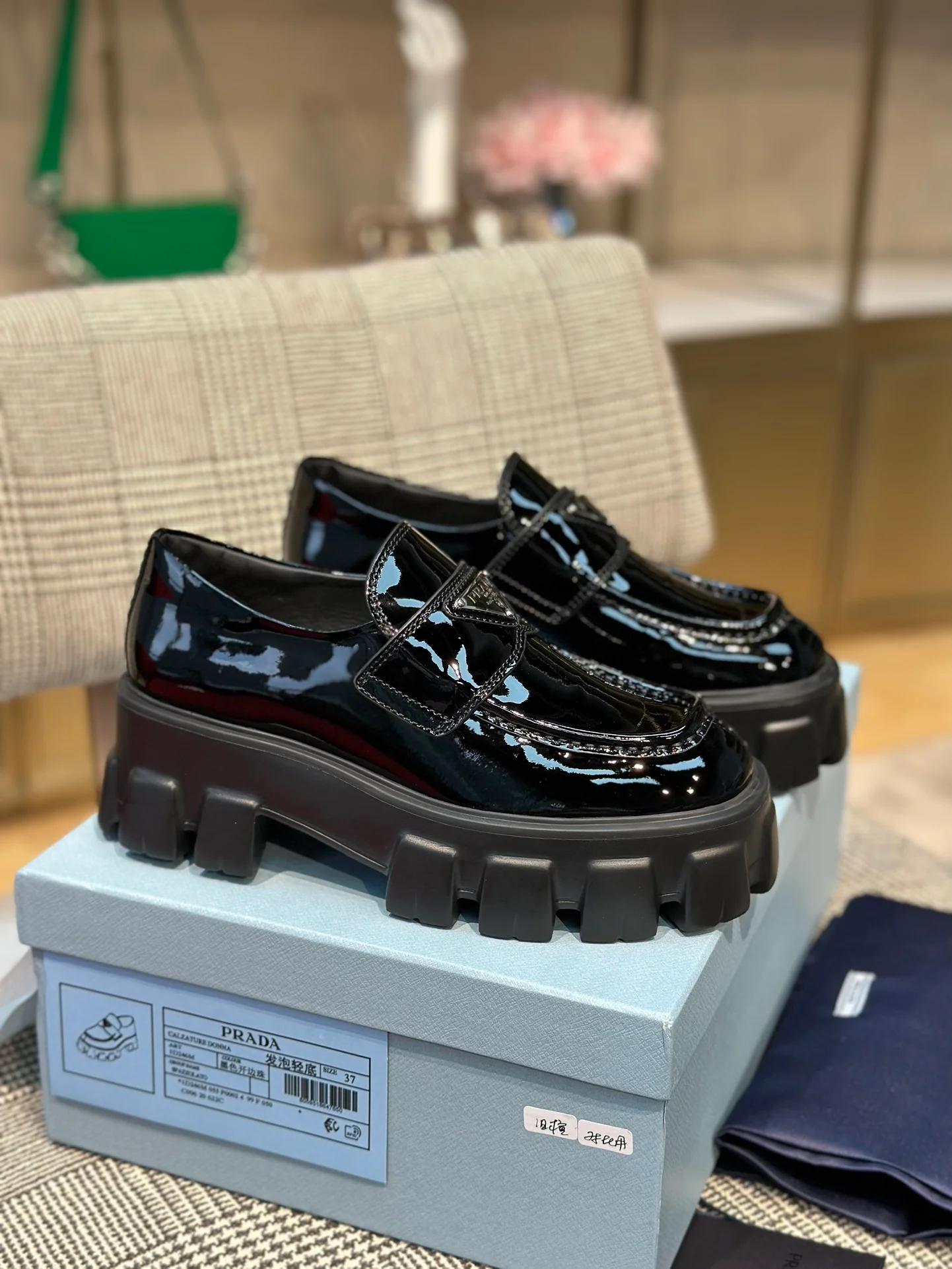 Лоферы на платформе Prada 2024 - черные