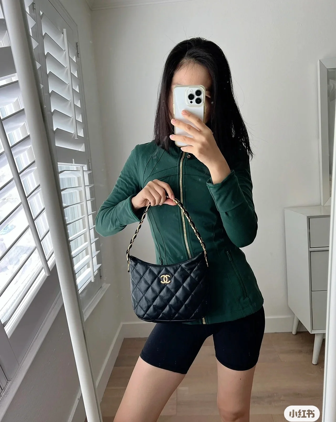 Сумка-хобо Chanel 2022 года, черная.