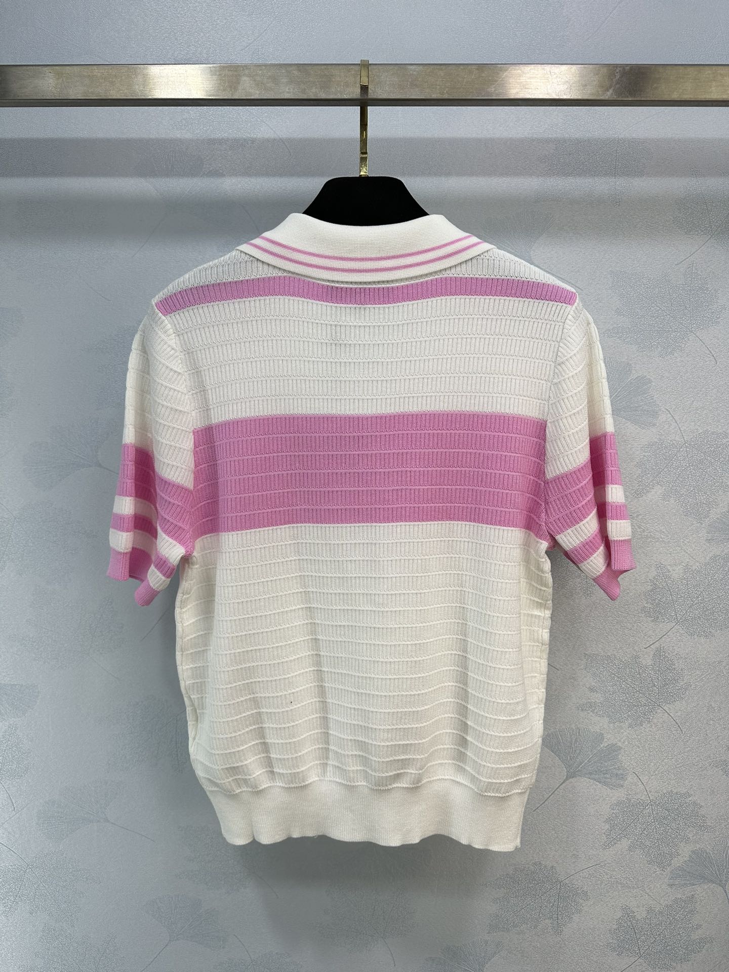 Новая коллекция Chanel Весна/Лето 2024: шерстяной топ с коротким рукавом, розовый.