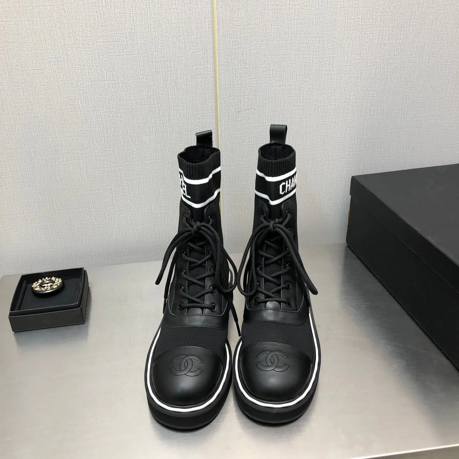 Классические стеганые ботильоны Chanel 2022 на шнуровке - 1