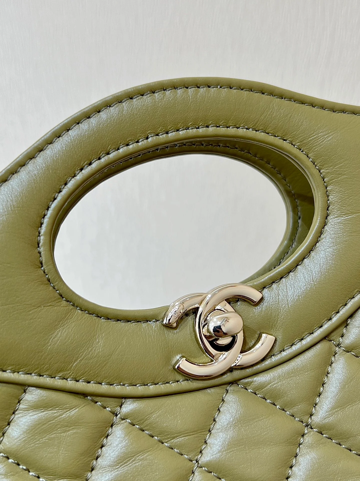 Коллекция Chanel Pre-Fall 2023 - сумка 31bag - оливково-зеленая - мини