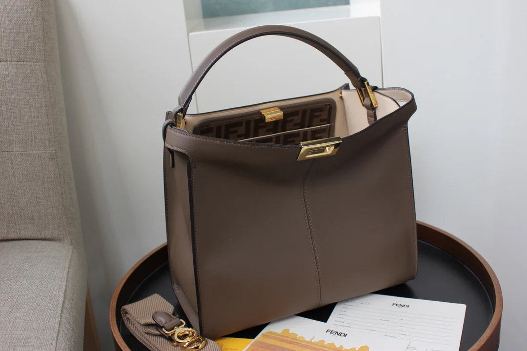 Сумка Fendi Peekaboo Lite Medium из темно-коричневой кожи.