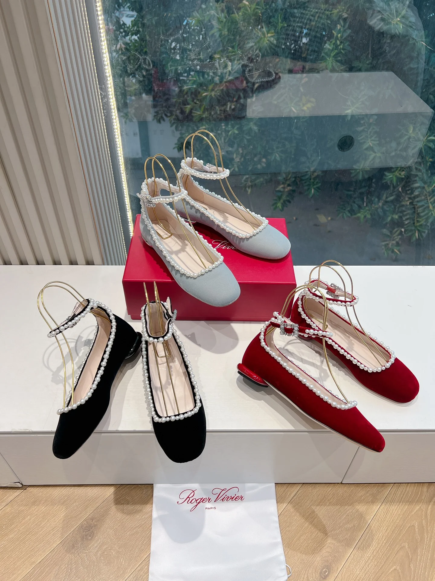 Обувь RV - Балетки с круглым носком и жемчужной отделкой - Изображение из коллекции