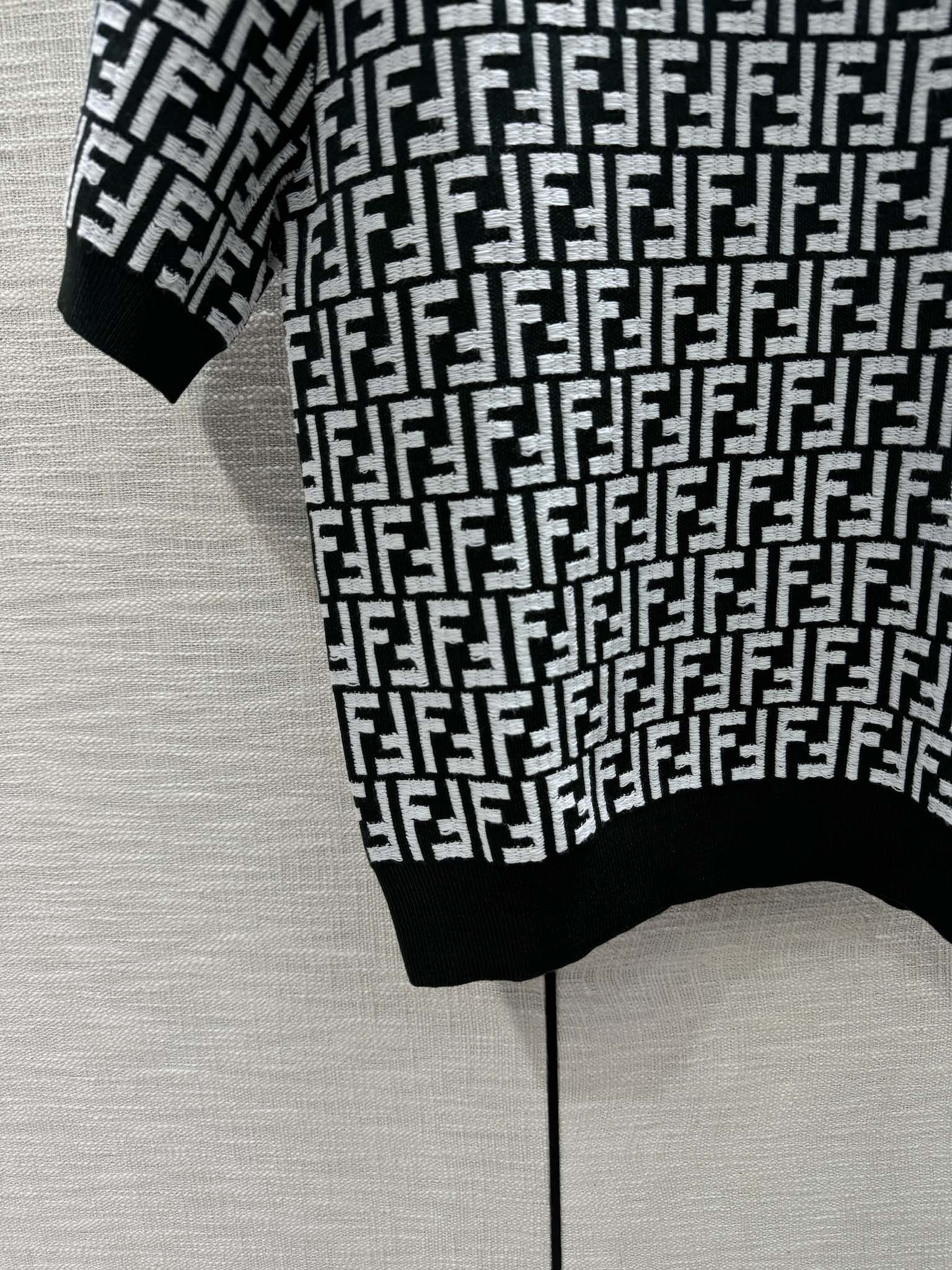 Fendi-2403-24 Новая коллекция ранней весны. Трикотажный свитер с коротким рукавом и круглым вырезом, с монограммой.