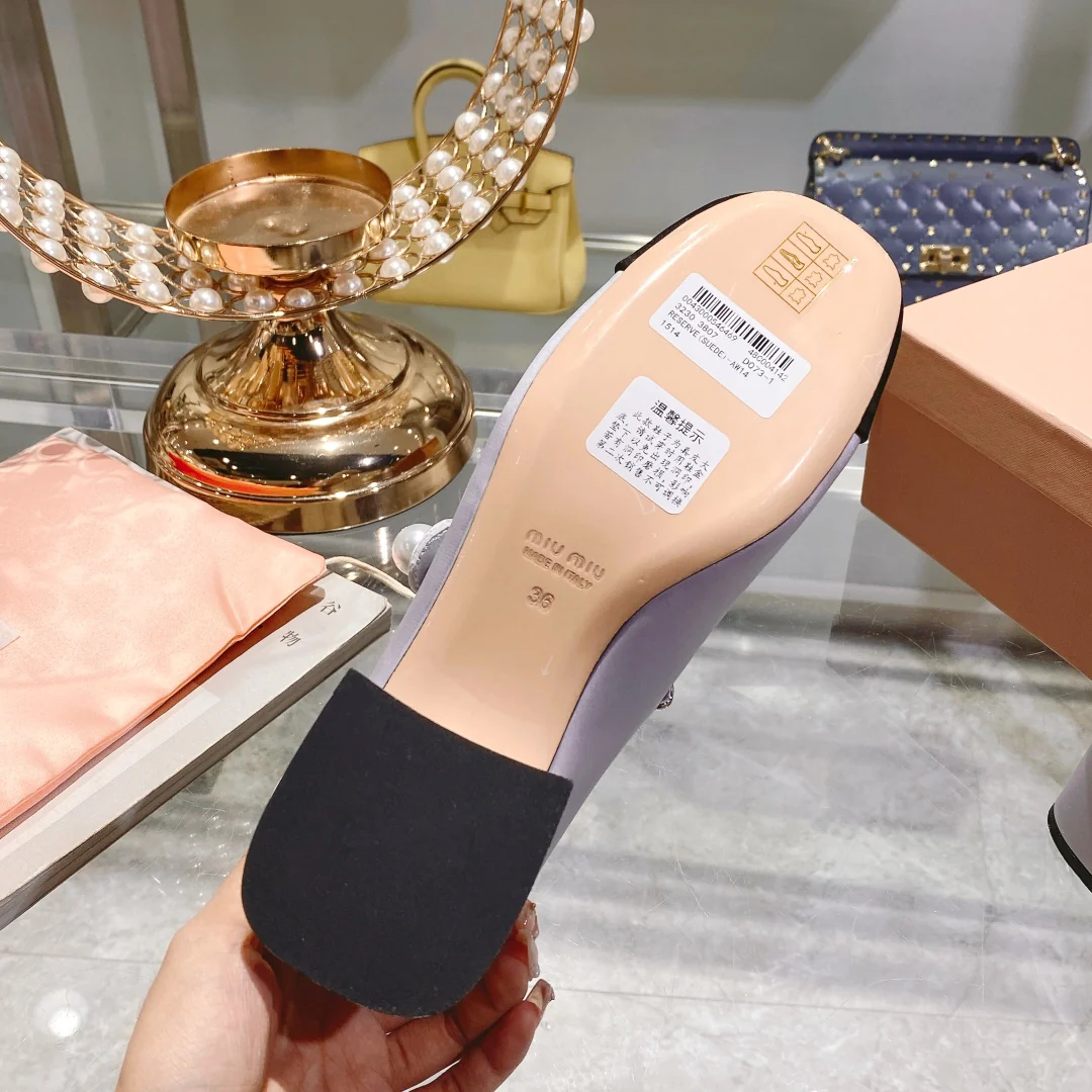 Весенняя коллекция Miu Miu 2023 — Шелковые туфли с квадратным носком — Фиолетовые