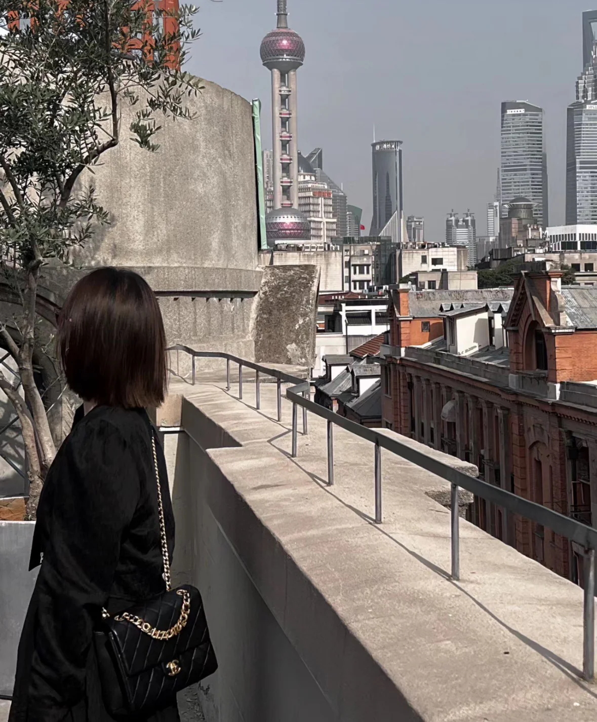 Коллекция Chanel Весна/Лето 2023 - Сумка с клапаном и цепочкой в ??виде буквы - Черная