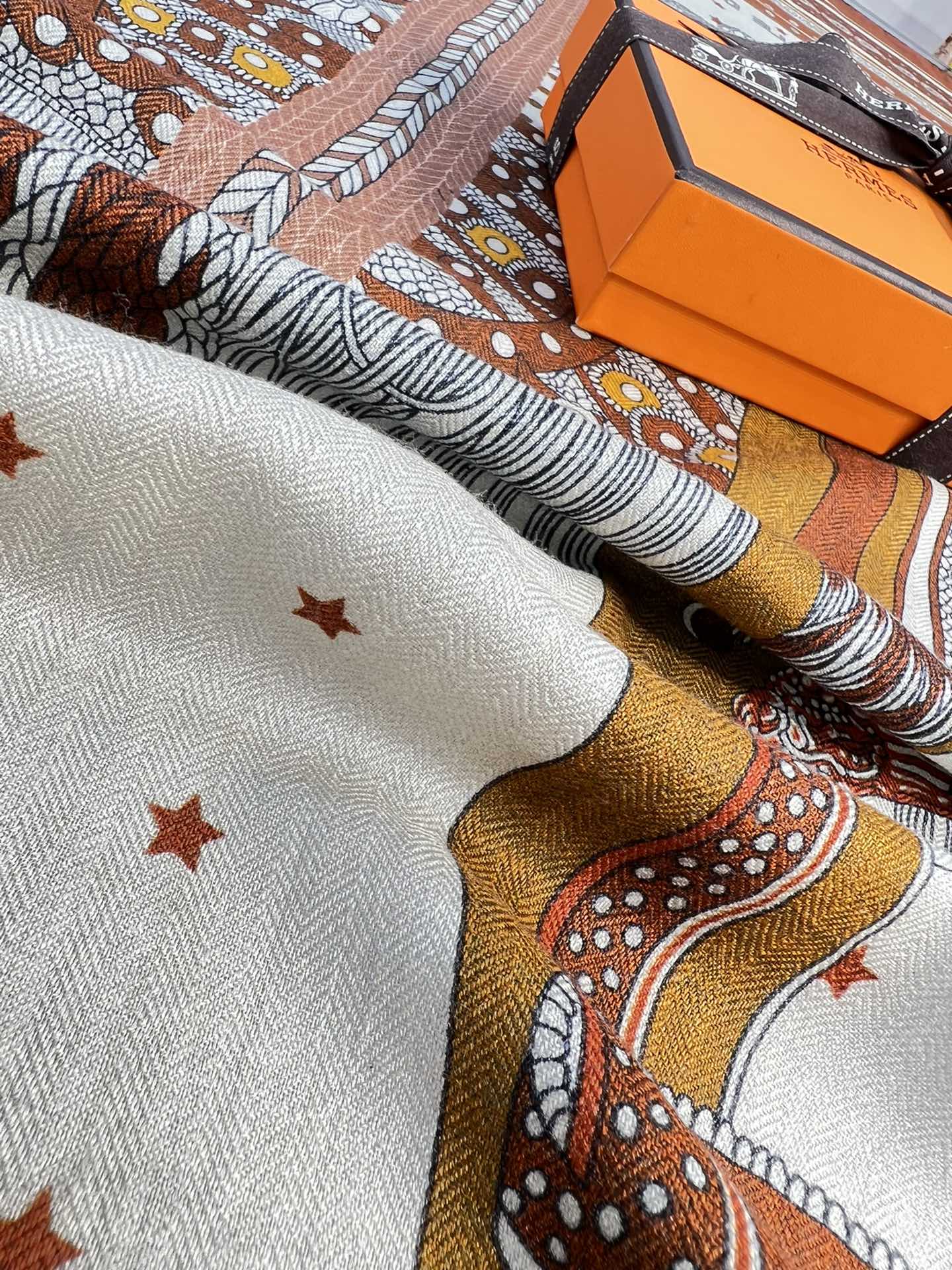 Большой двусторонний бархатный шарф Hermes - 140 см - 002