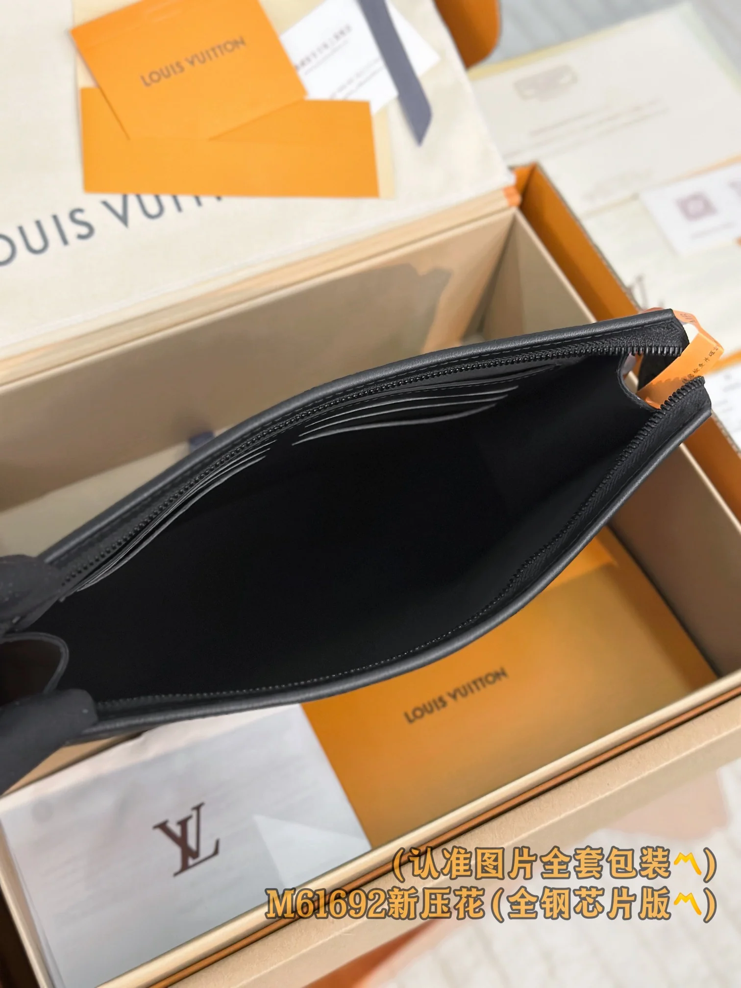 LV-m61692-pochette-to-go средняя сумка-черная-новый с тисненым рисунком