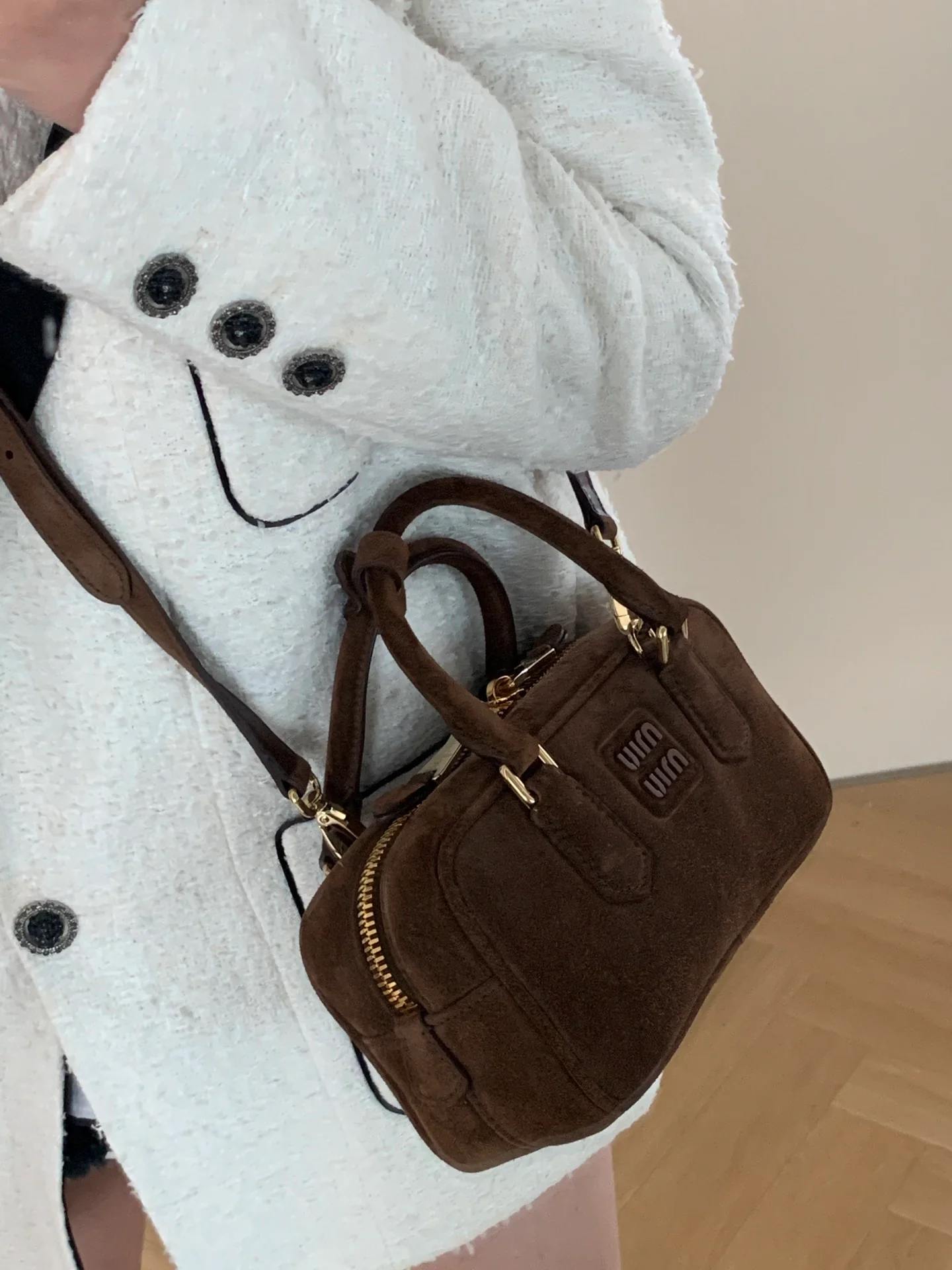 Сумка-боулинг Miu Miu из замши, маленькая, коричневая, излучает роскошь при ношении.