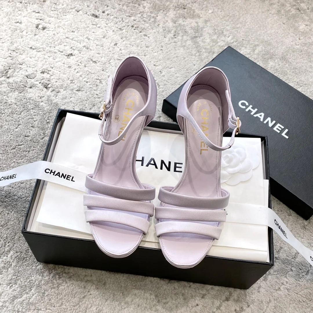 Новинка сезона весна/лето 2023 от Chanel - Босоножки на высоком каблуке с жемчужной отделкой - высота 8-5 см - Светло-фиолетовые